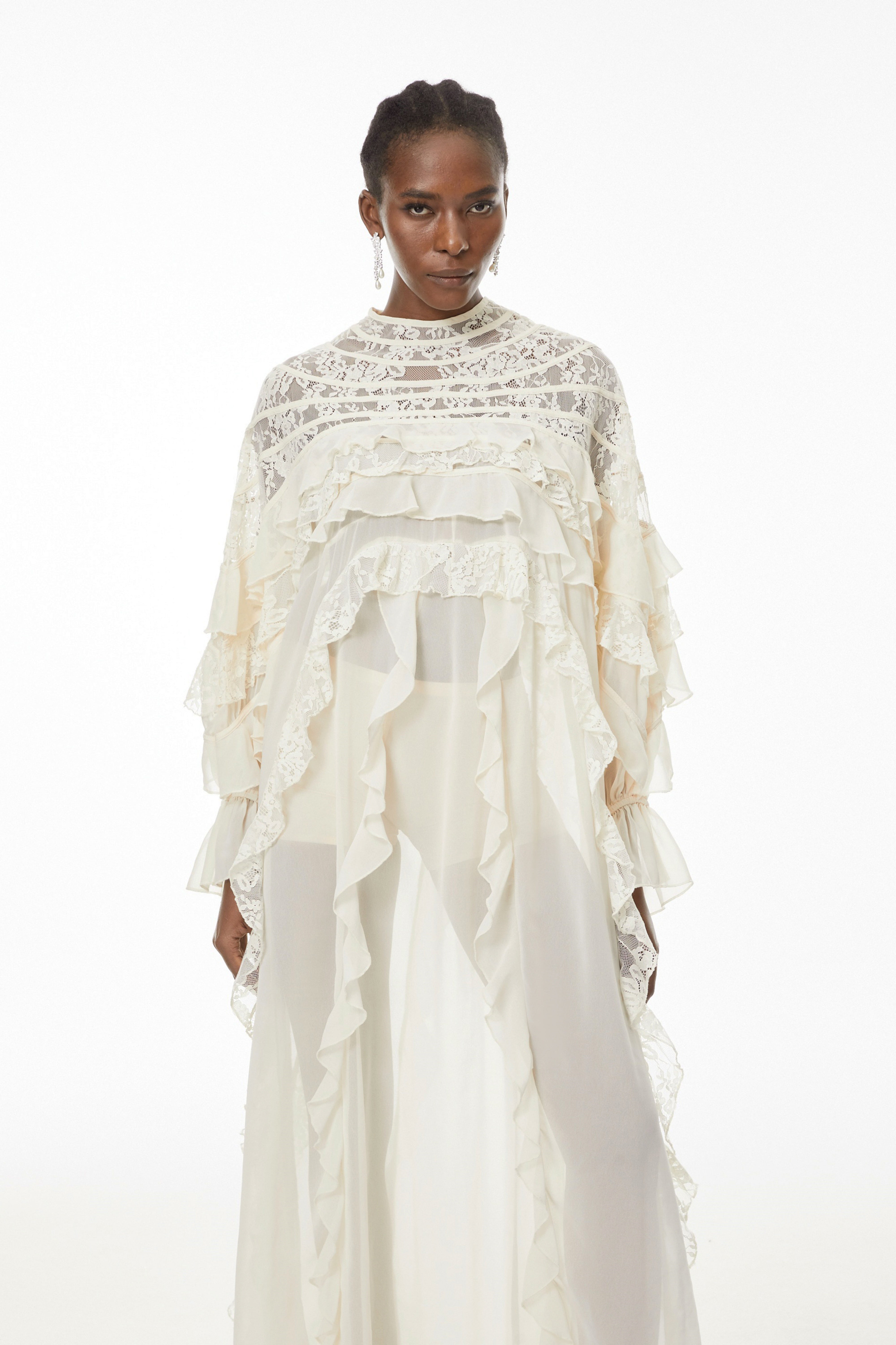 فستان طويل من Ivana Neutrals من الدانتيل المزركش