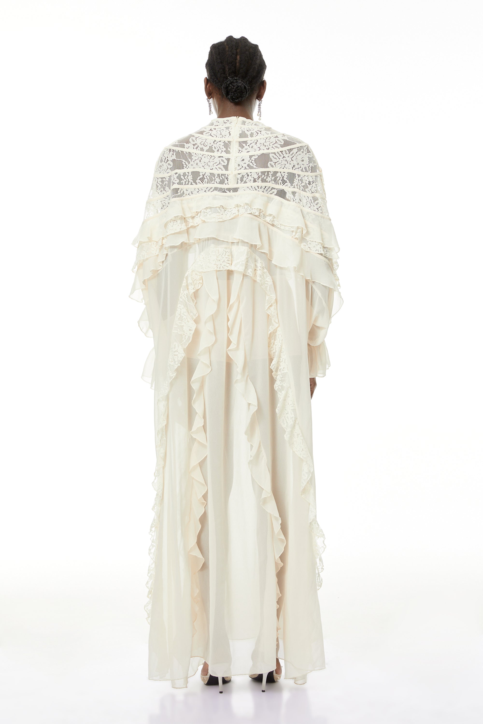 فستان طويل من Ivana Neutrals من الدانتيل المزركش