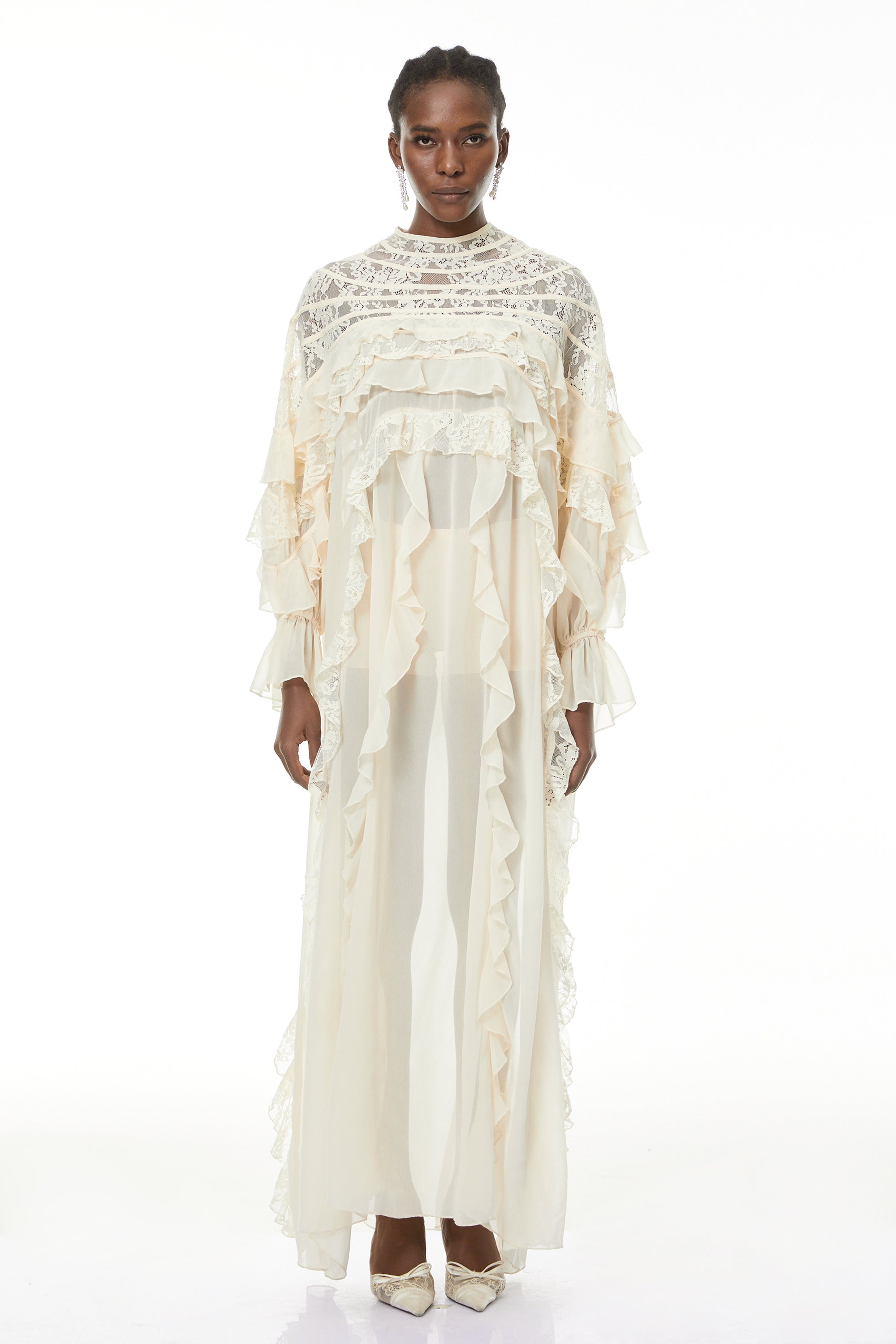 فستان طويل من Ivana Neutrals من الدانتيل المزركش