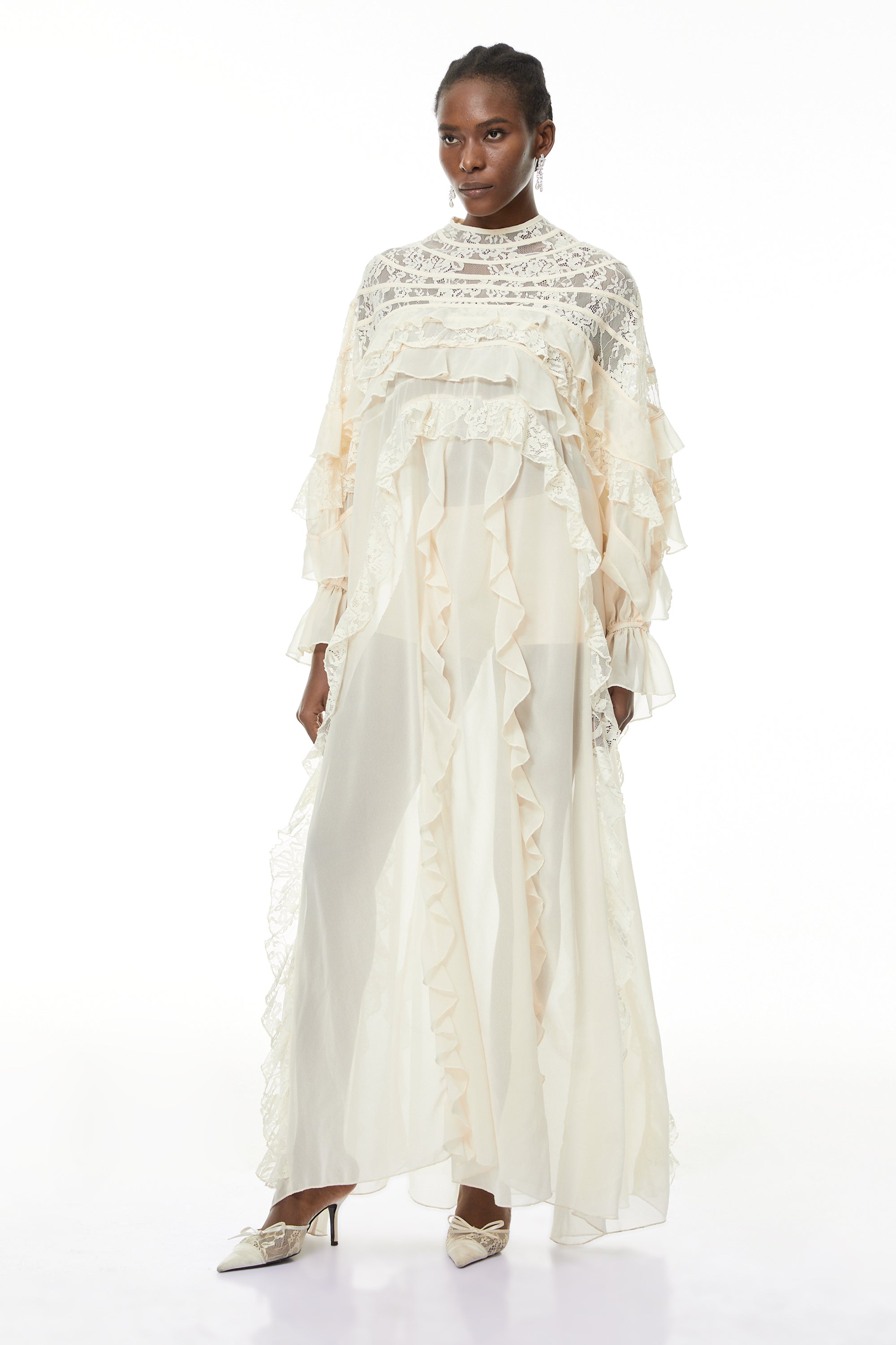 فستان طويل من Ivana Neutrals من الدانتيل المزركش