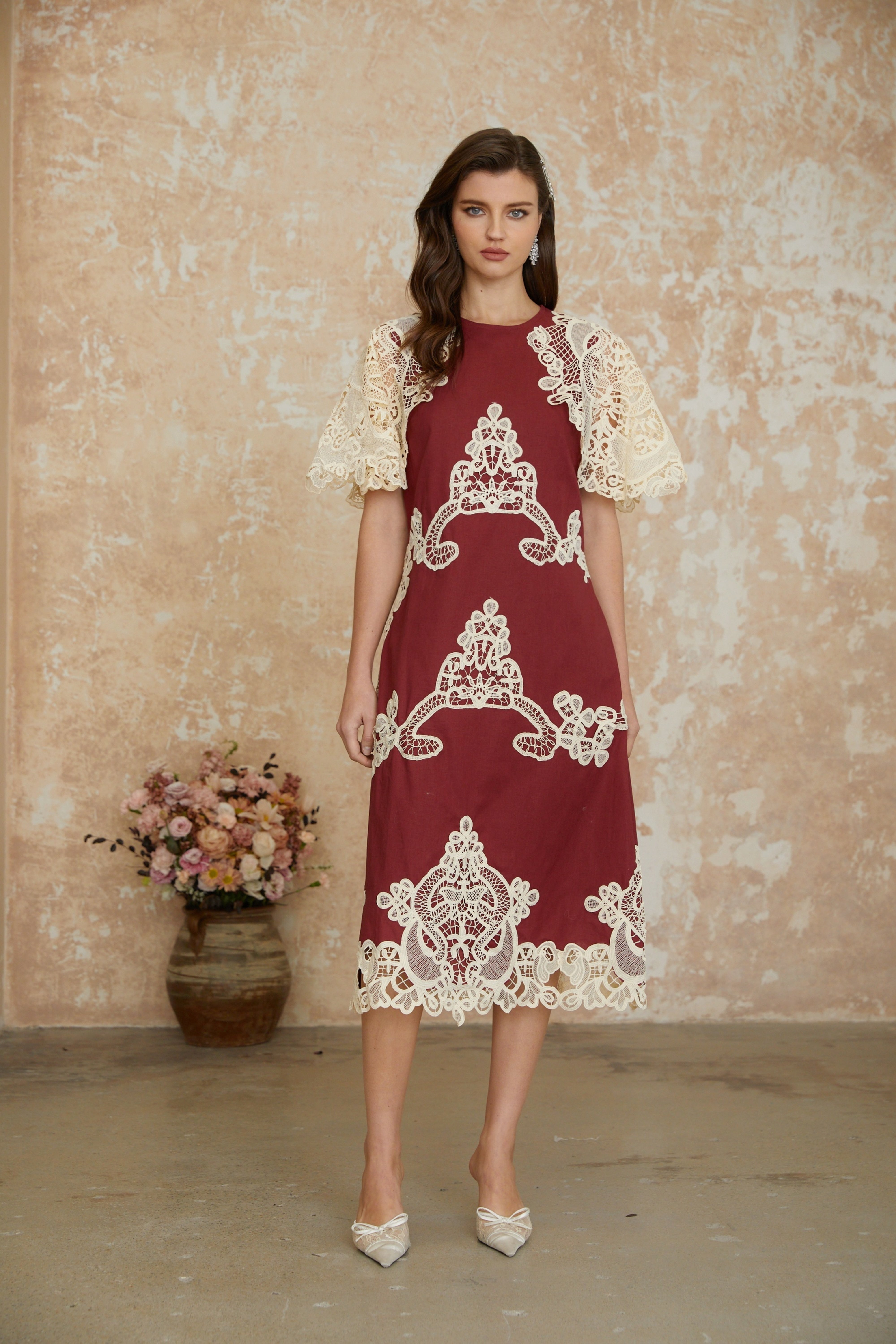 فستان ميدي مطرز بأزهار باللون الأحمر من جوليا