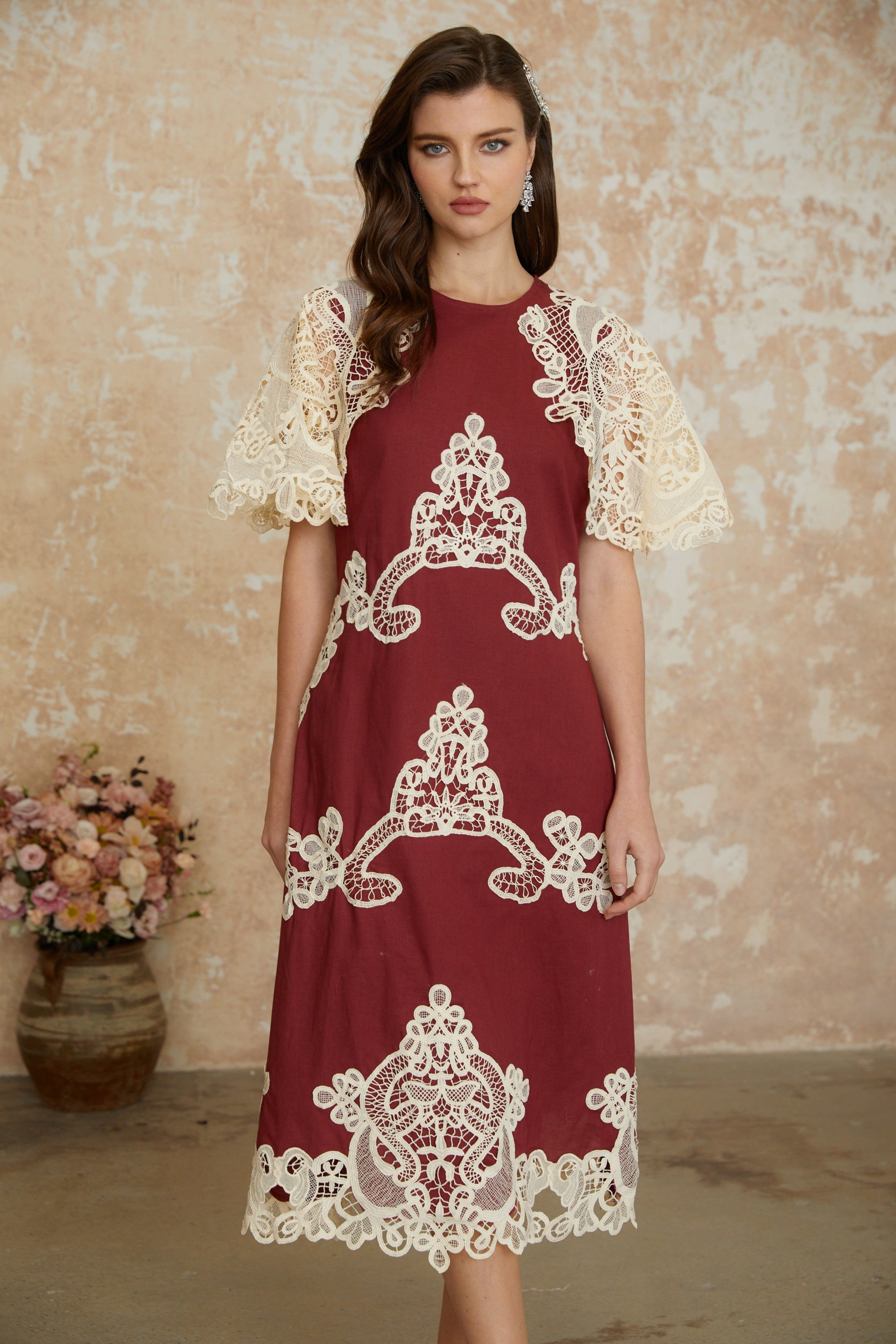 فستان ميدي مطرز بأزهار باللون الأحمر من جوليا