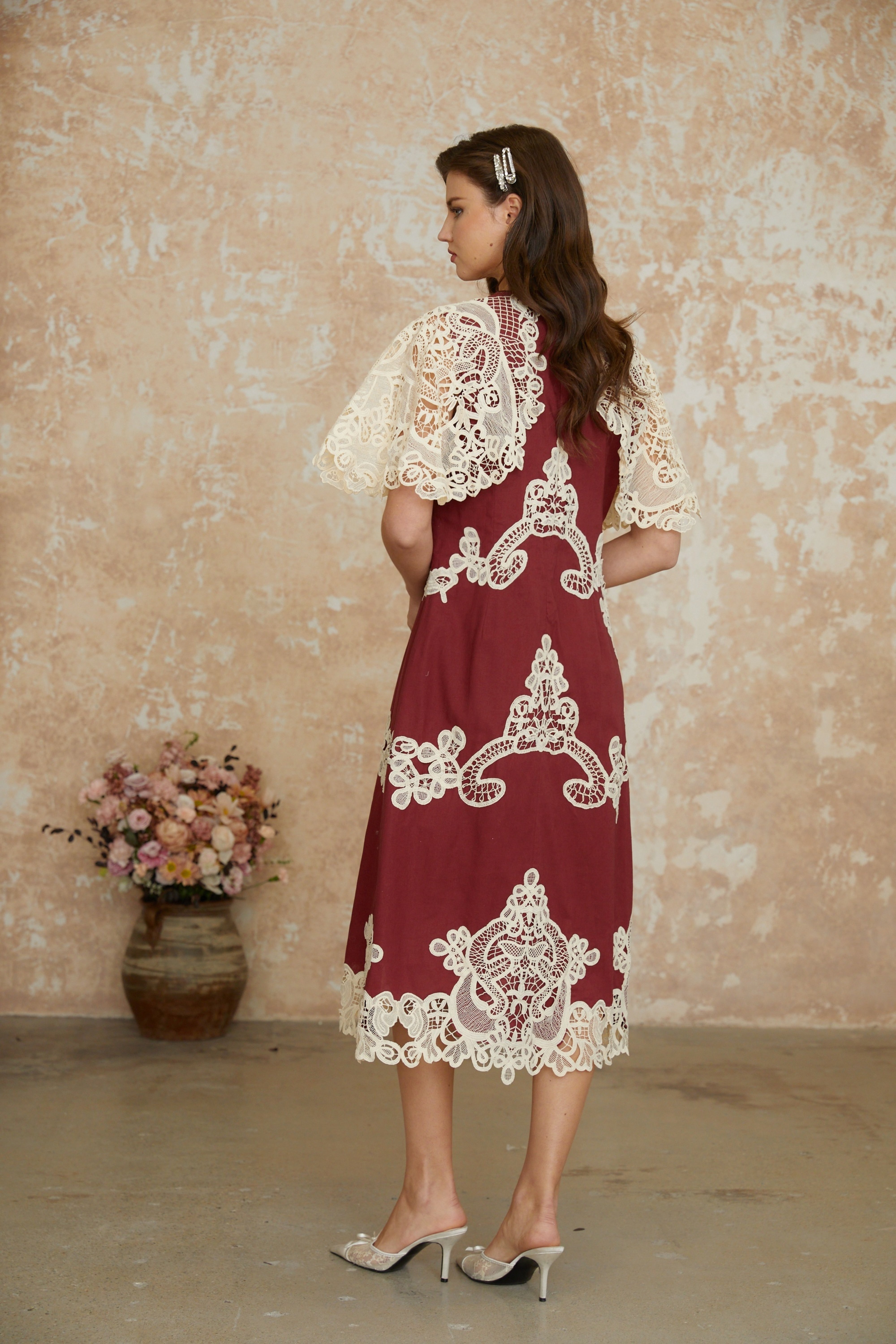 فستان ميدي مطرز بأزهار باللون الأحمر من جوليا