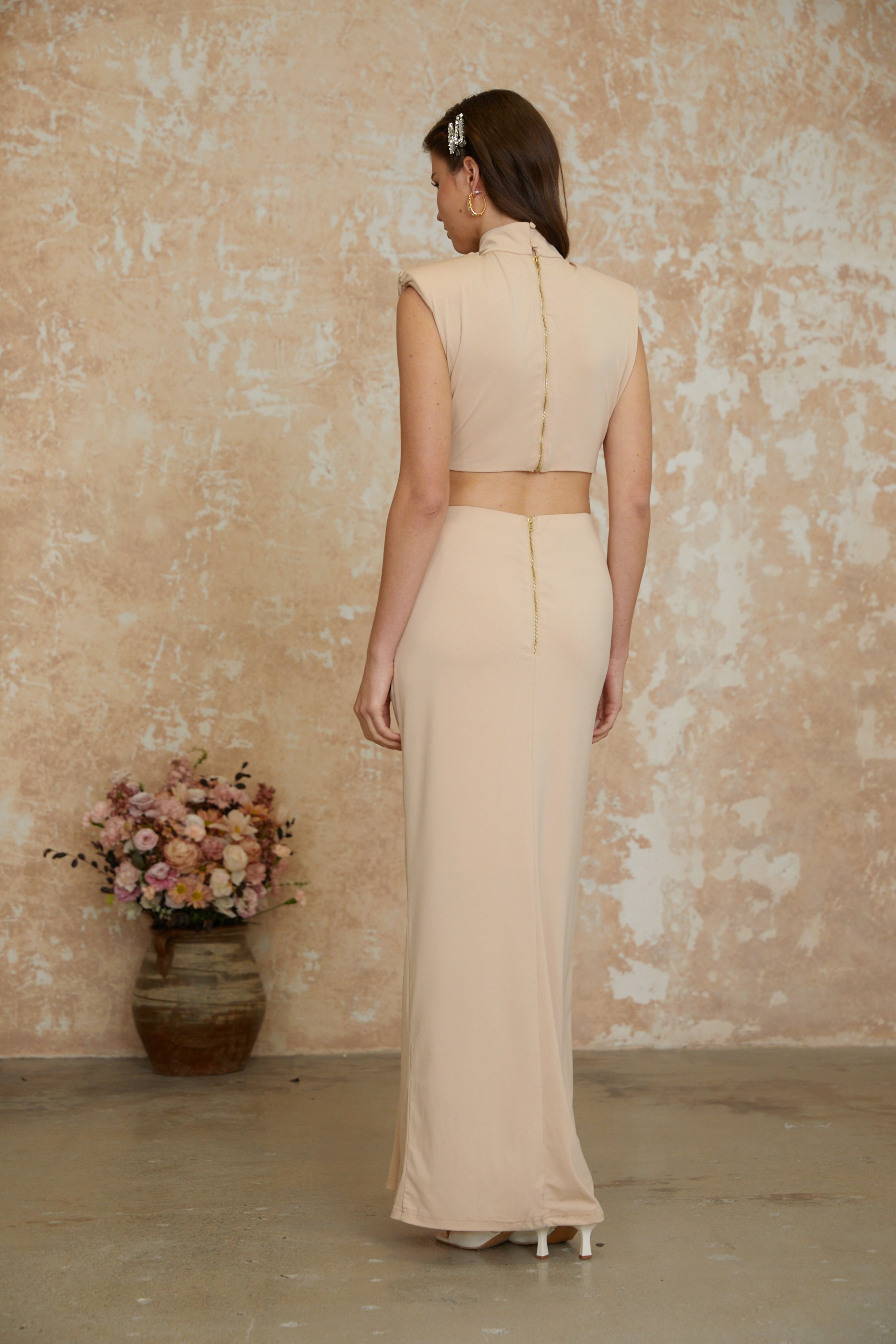 فستان طويل برقبة عالية ولفافة أمامية من Karolina Neutral