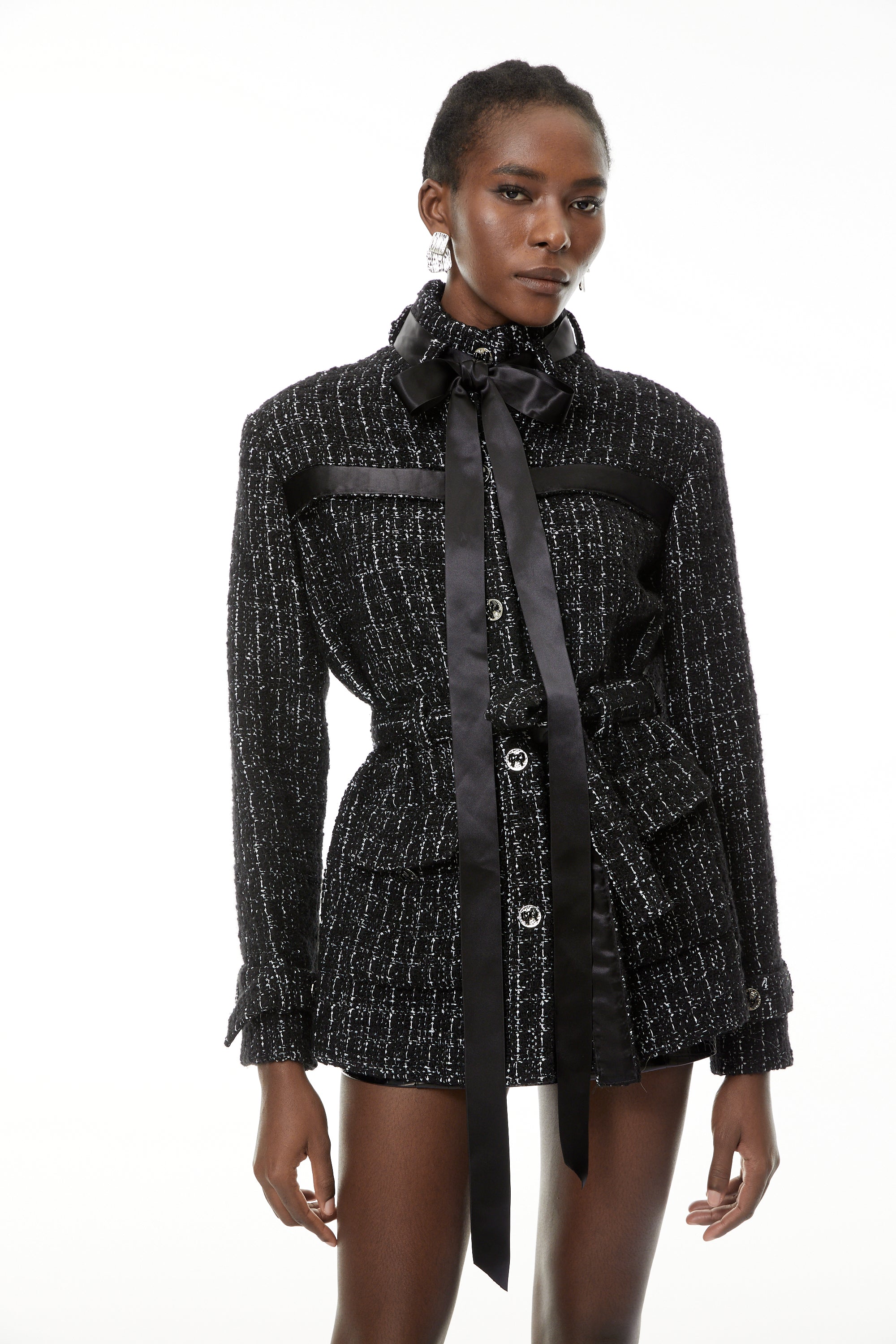 جاكيت تويد برباطات ذاتية من Kaylee Black