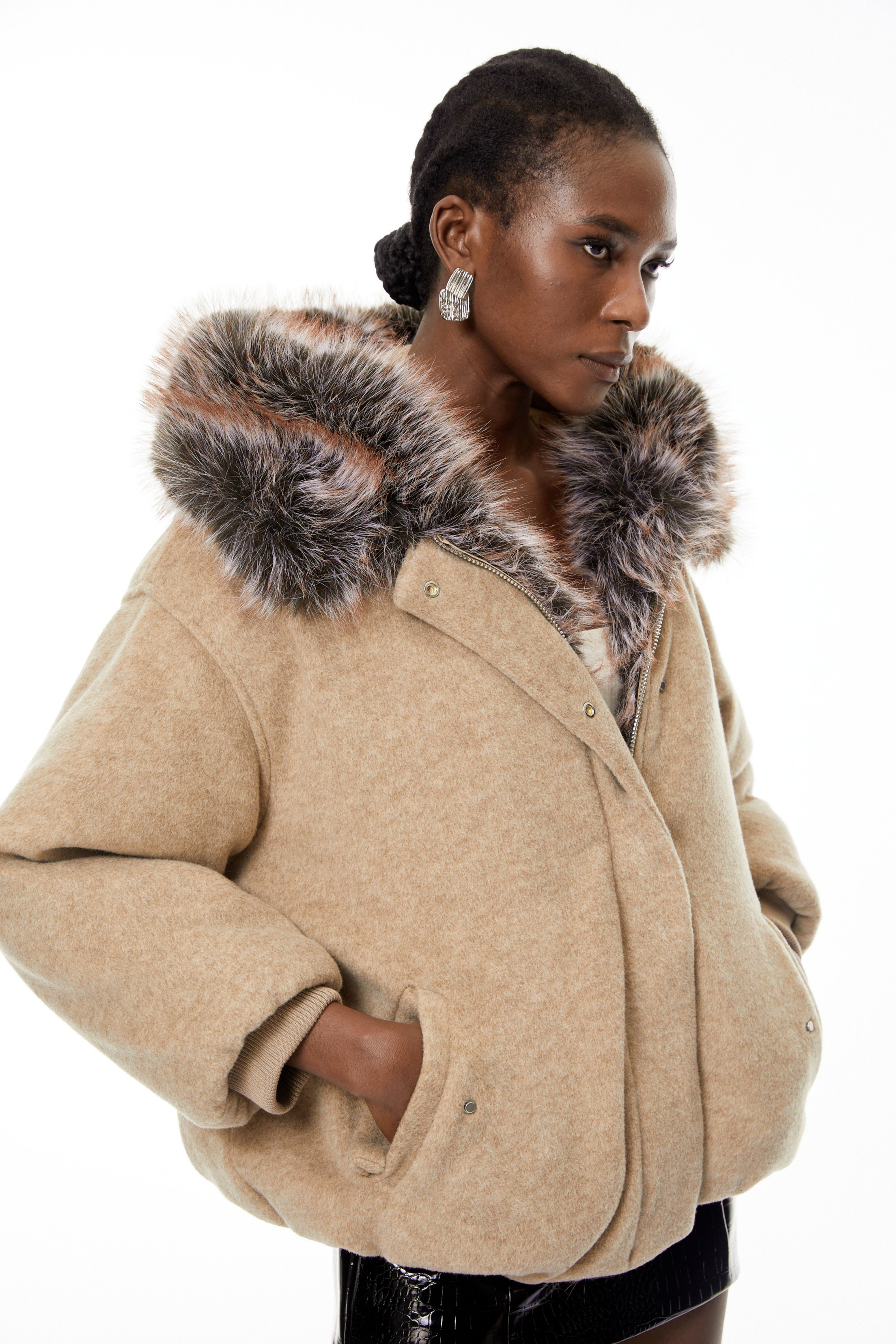 معطف Kehlani بزخرفة من الفرو الصناعي باللون المحايد