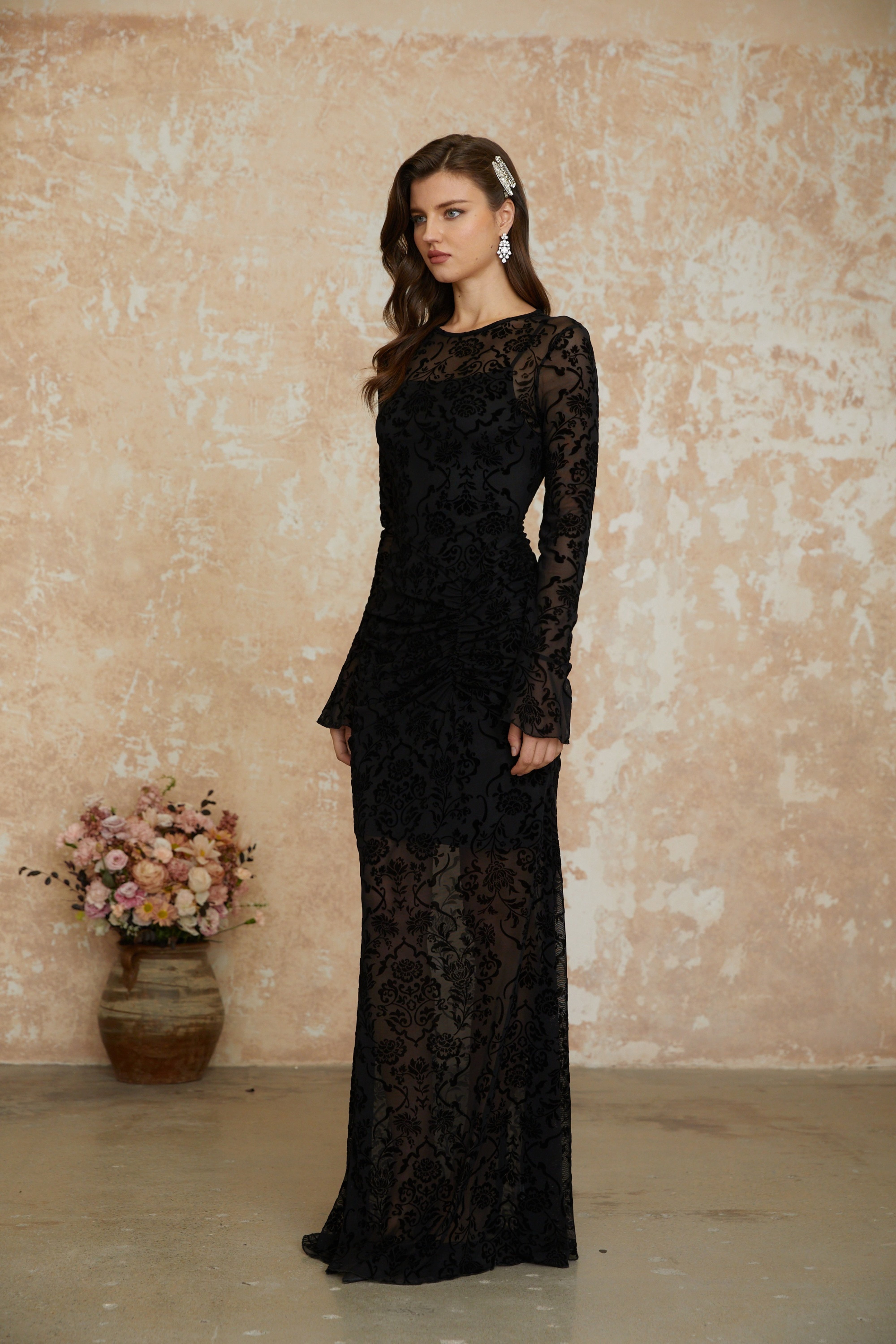 فستان ماكسي أسود مزين بزخارف نباتية وكتل من القماش