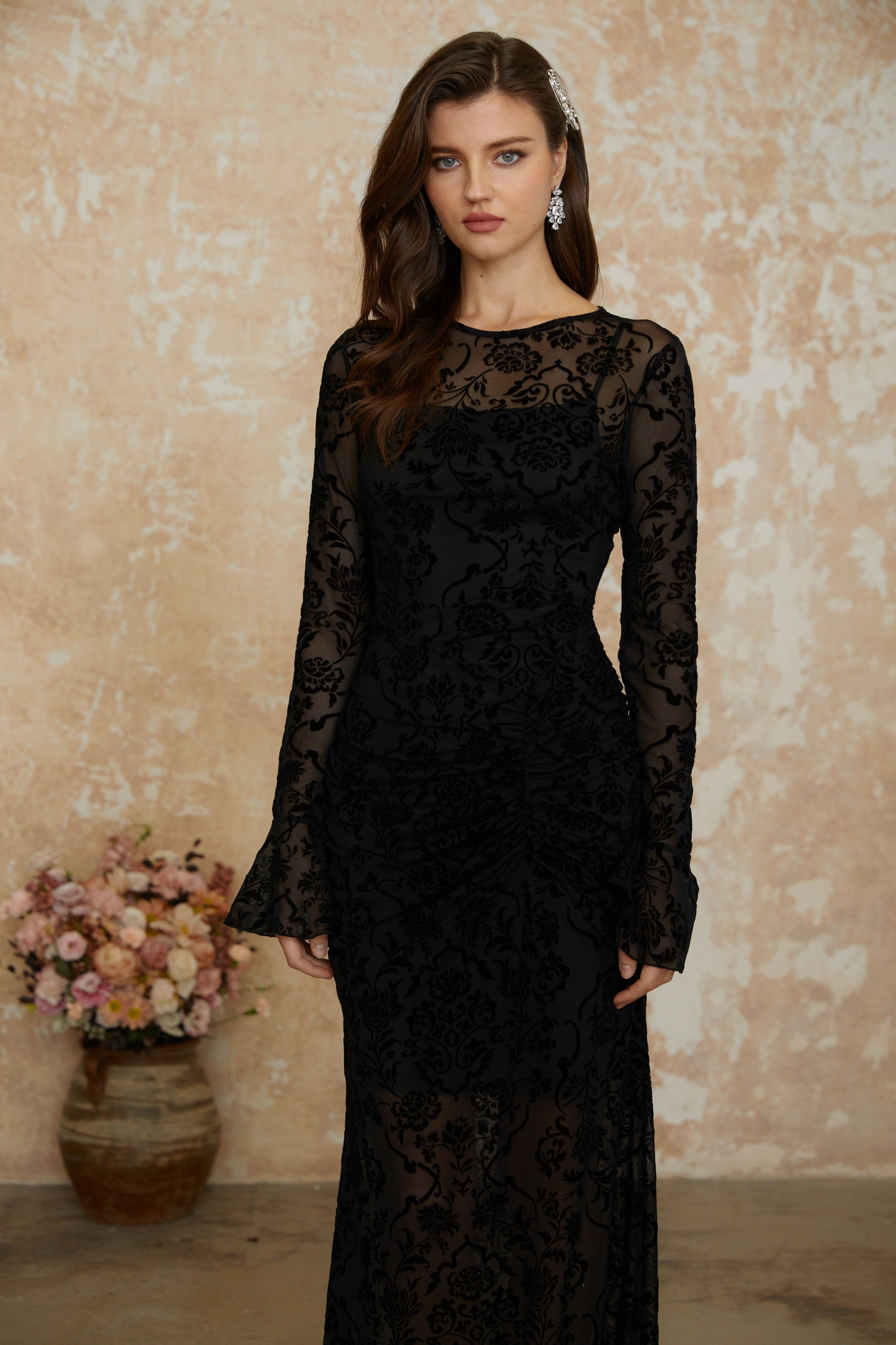 فستان ماكسي أسود مزين بزخارف نباتية وكتل من القماش