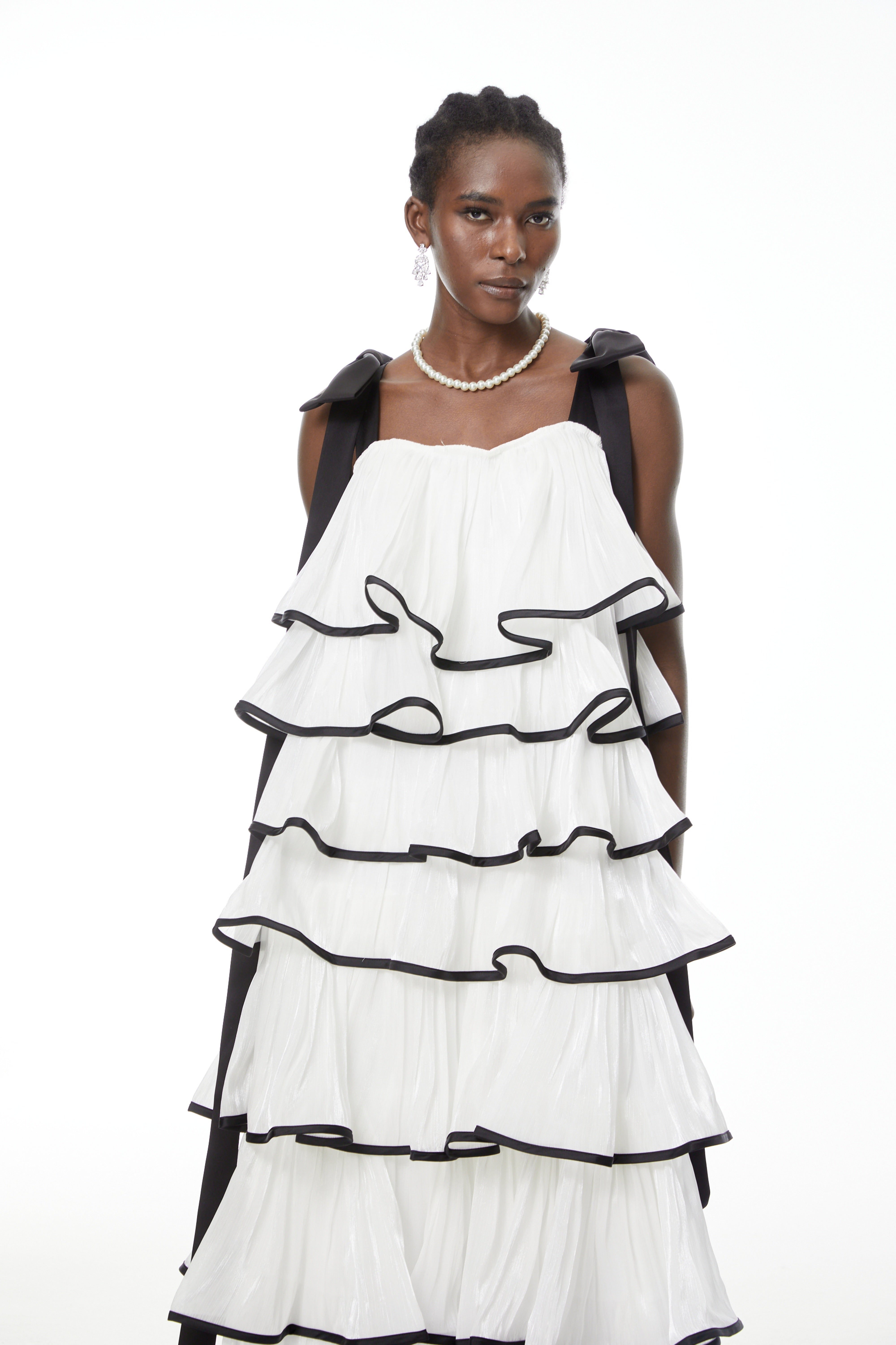 فستان طويل بياقة واسعة وأربطة من Larissa White