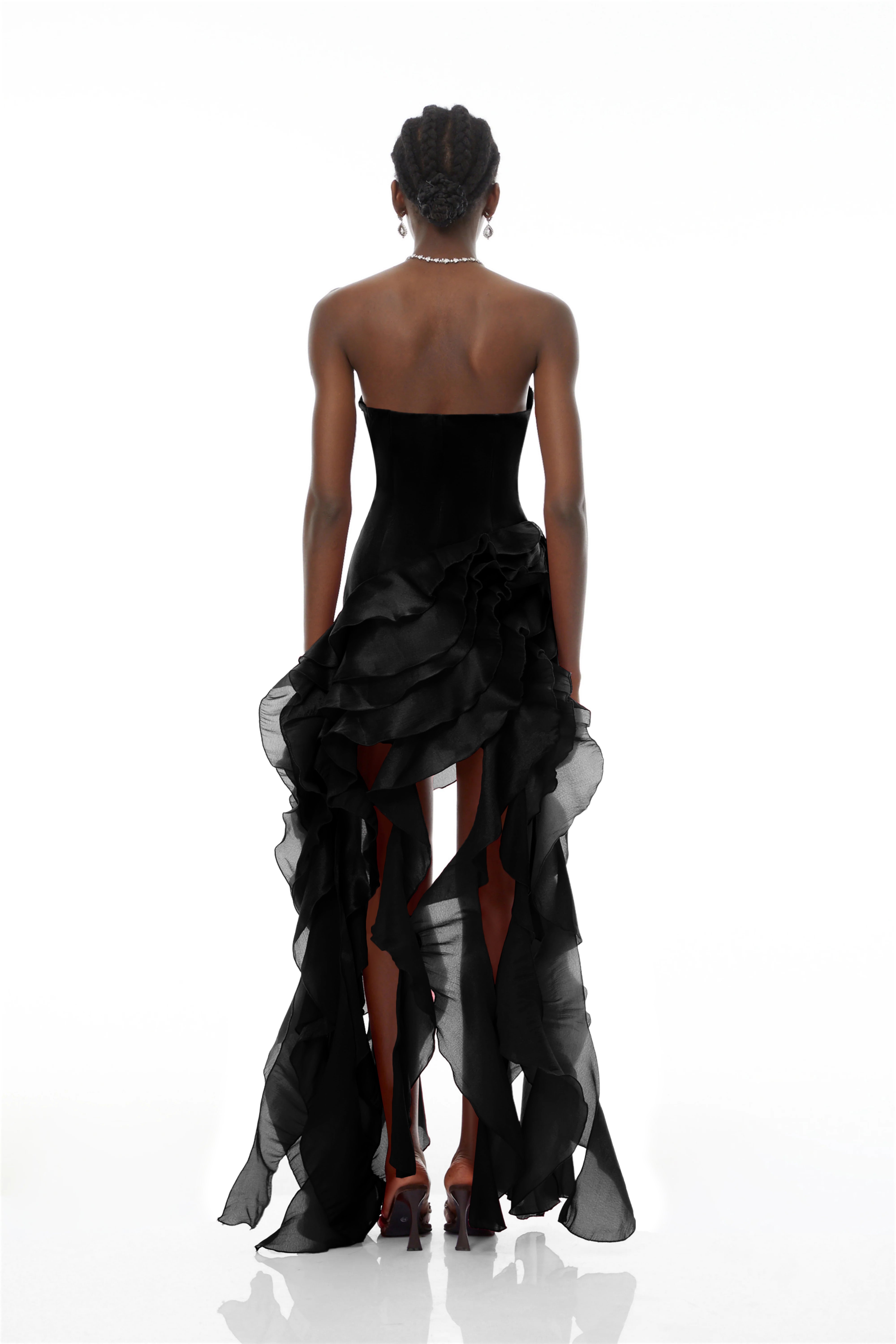 فستان ماكسي أسود بدون أكمام ومزين بكشكشة من Lunetta