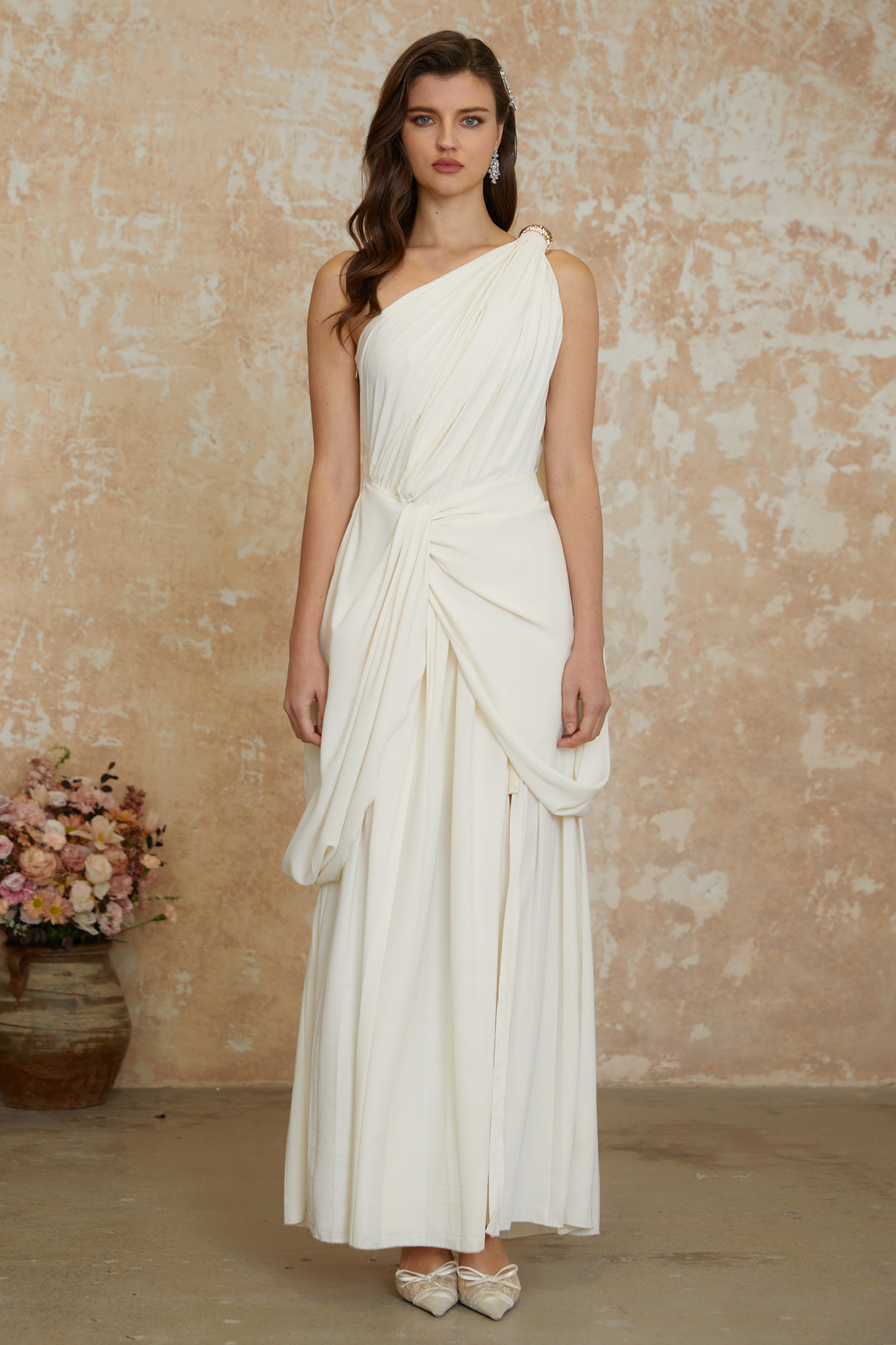 فستان طويل أبيض مزركش بفتحة عالية وطبقات