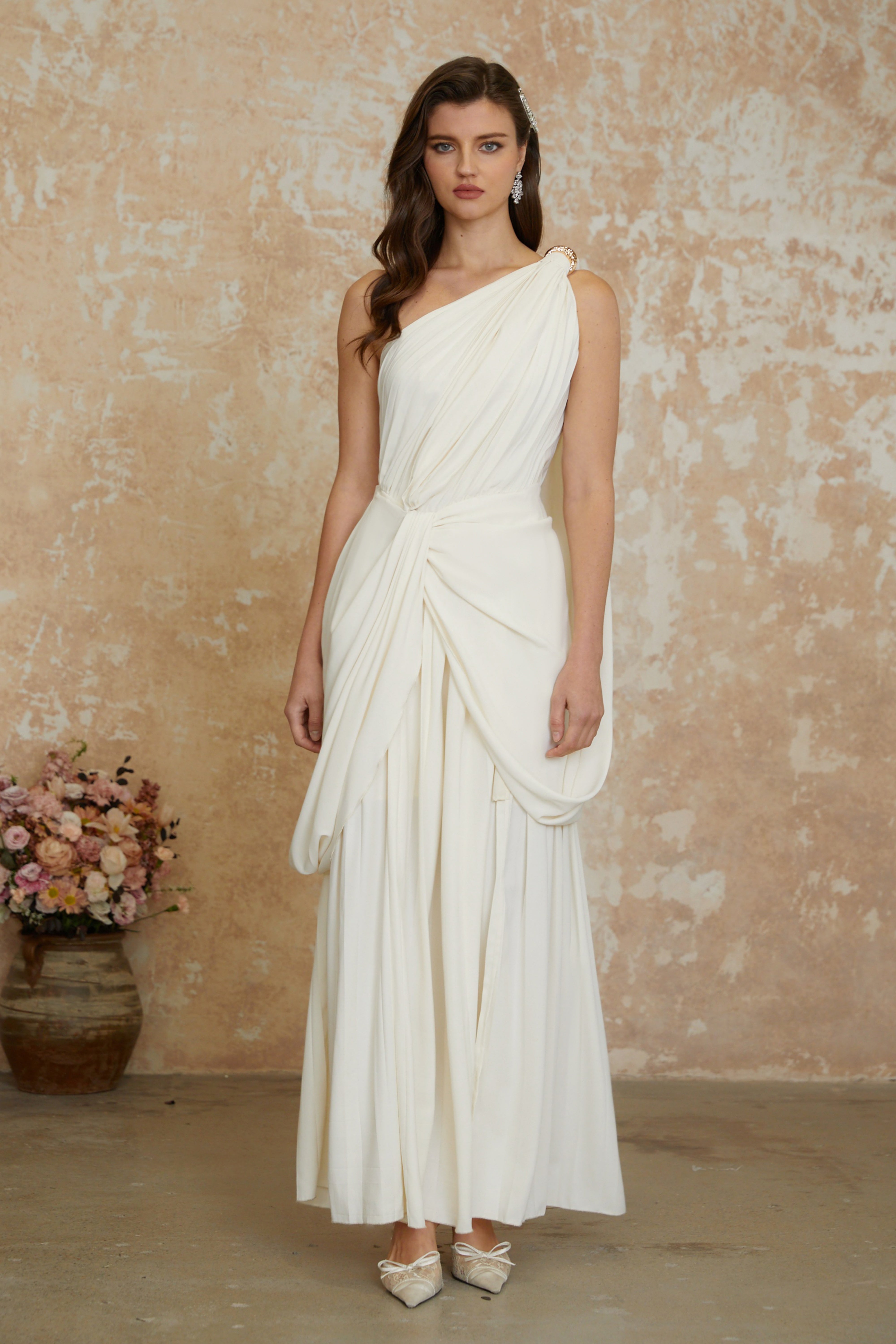 فستان طويل أبيض مزركش بفتحة عالية وطبقات