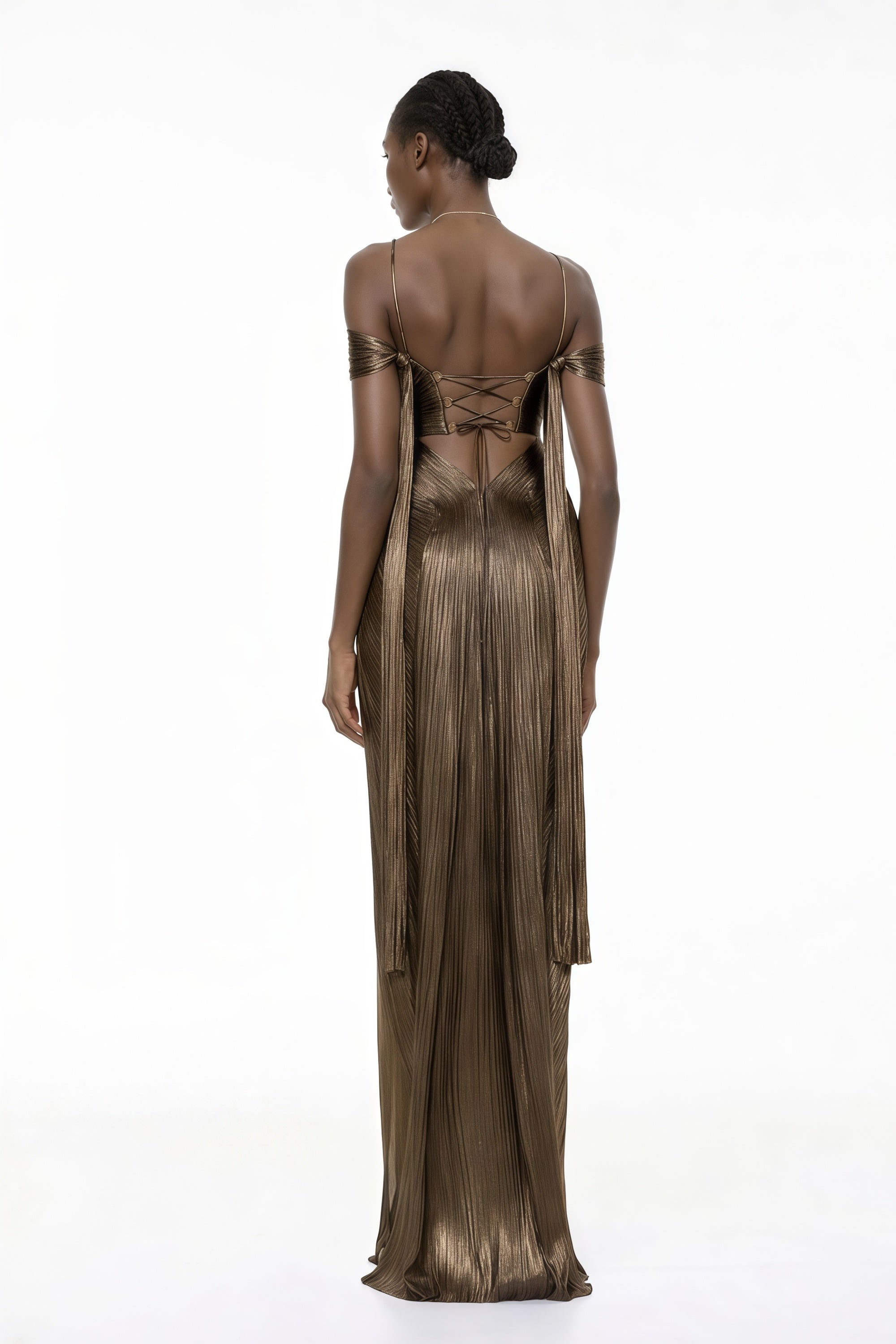 فستان بكتفين مكشوفين وطبقات