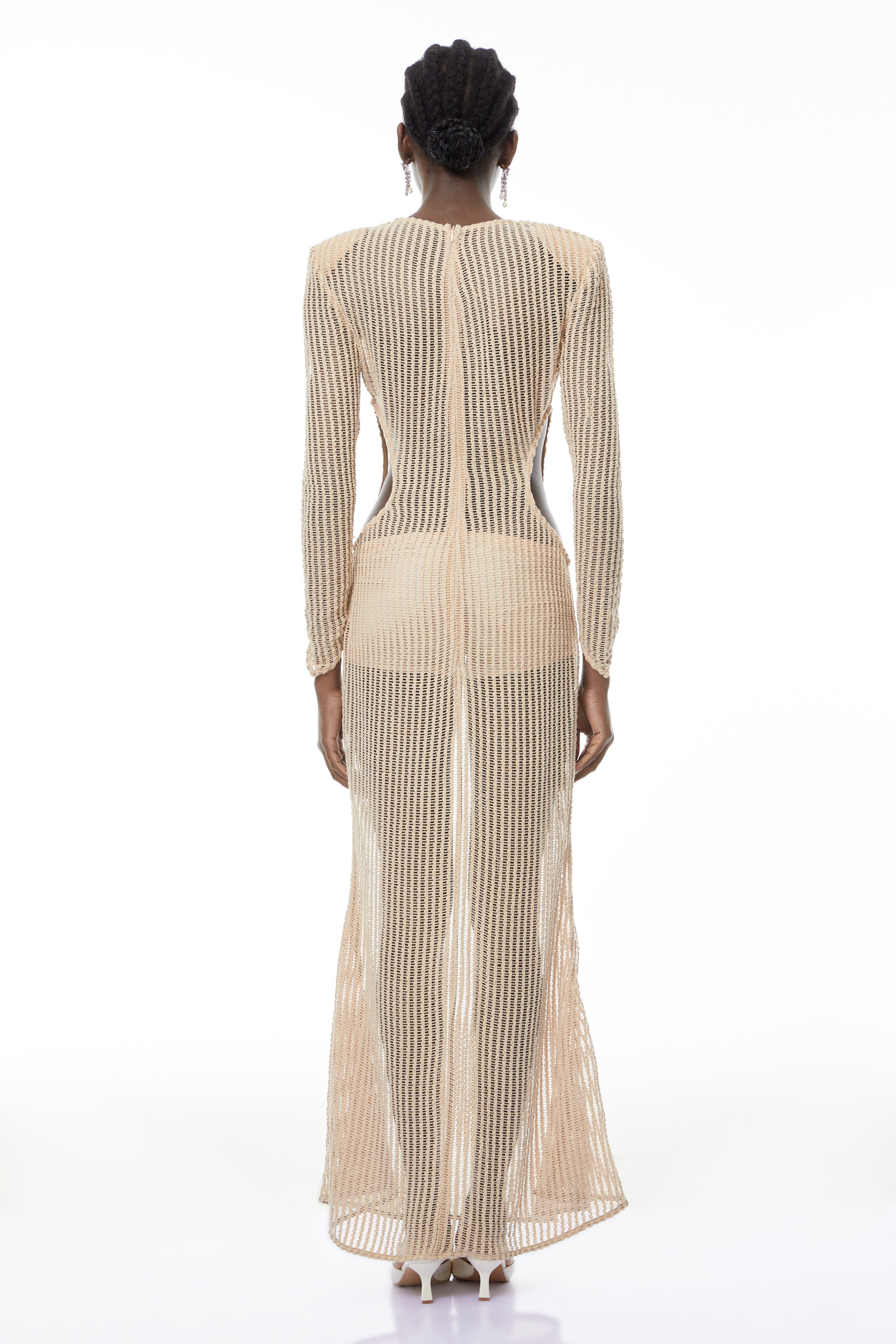 فستان طويل من الكروشيه بلون محايد مع فتحة من مارينا