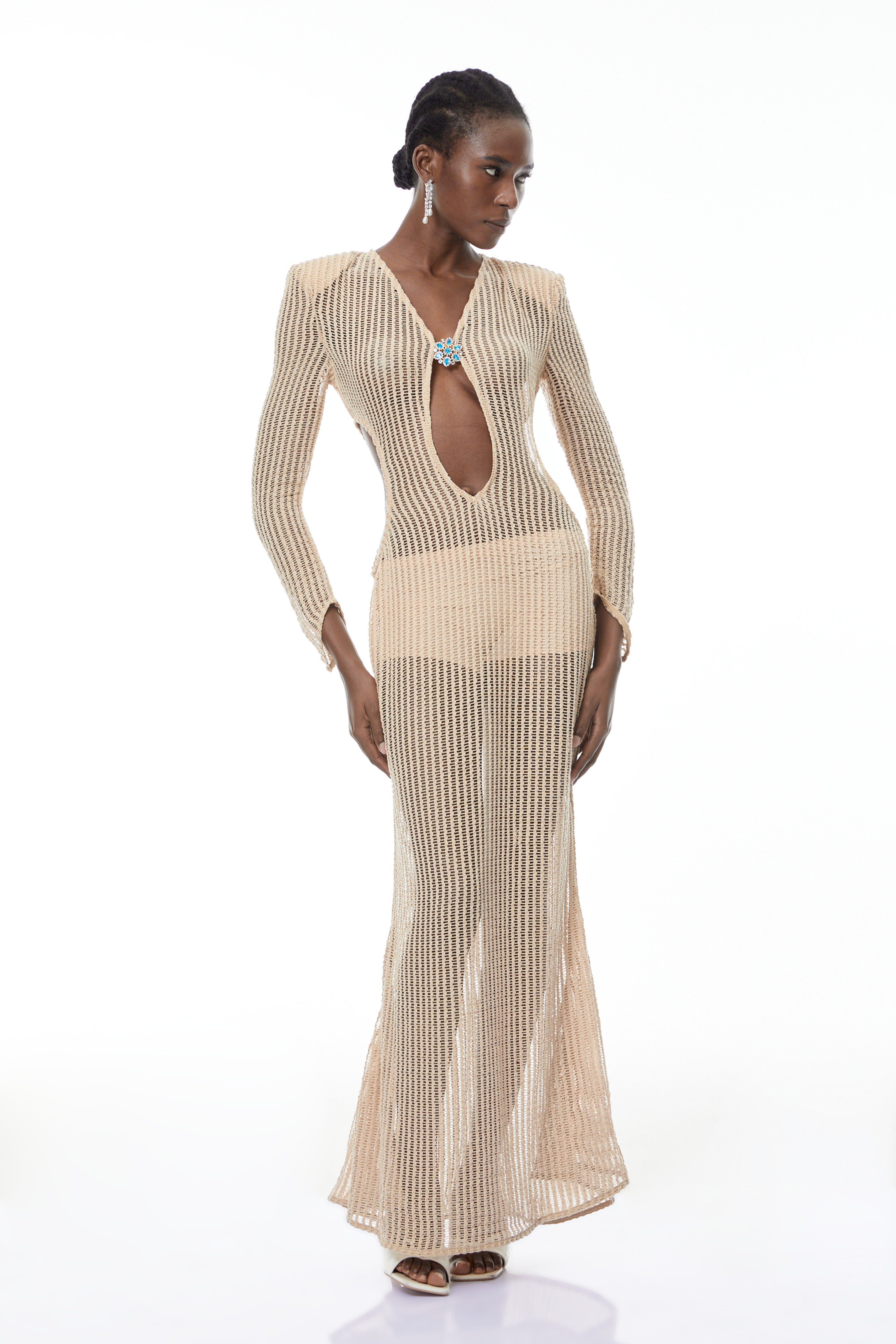 فستان طويل من الكروشيه بلون محايد مع فتحة من مارينا