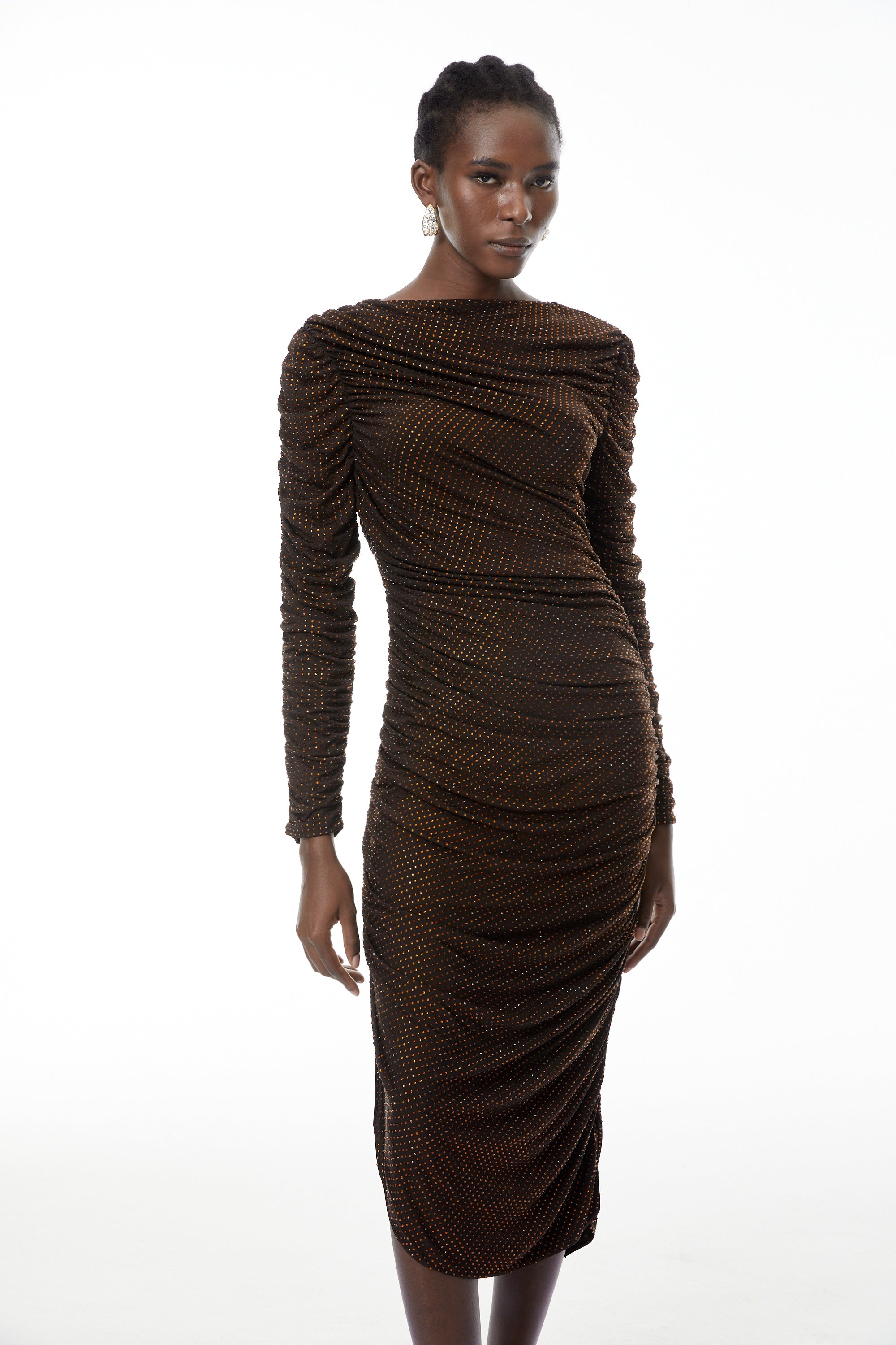 فستان ميدي بني شوكولاتة مرصع بالكريستال من ميا