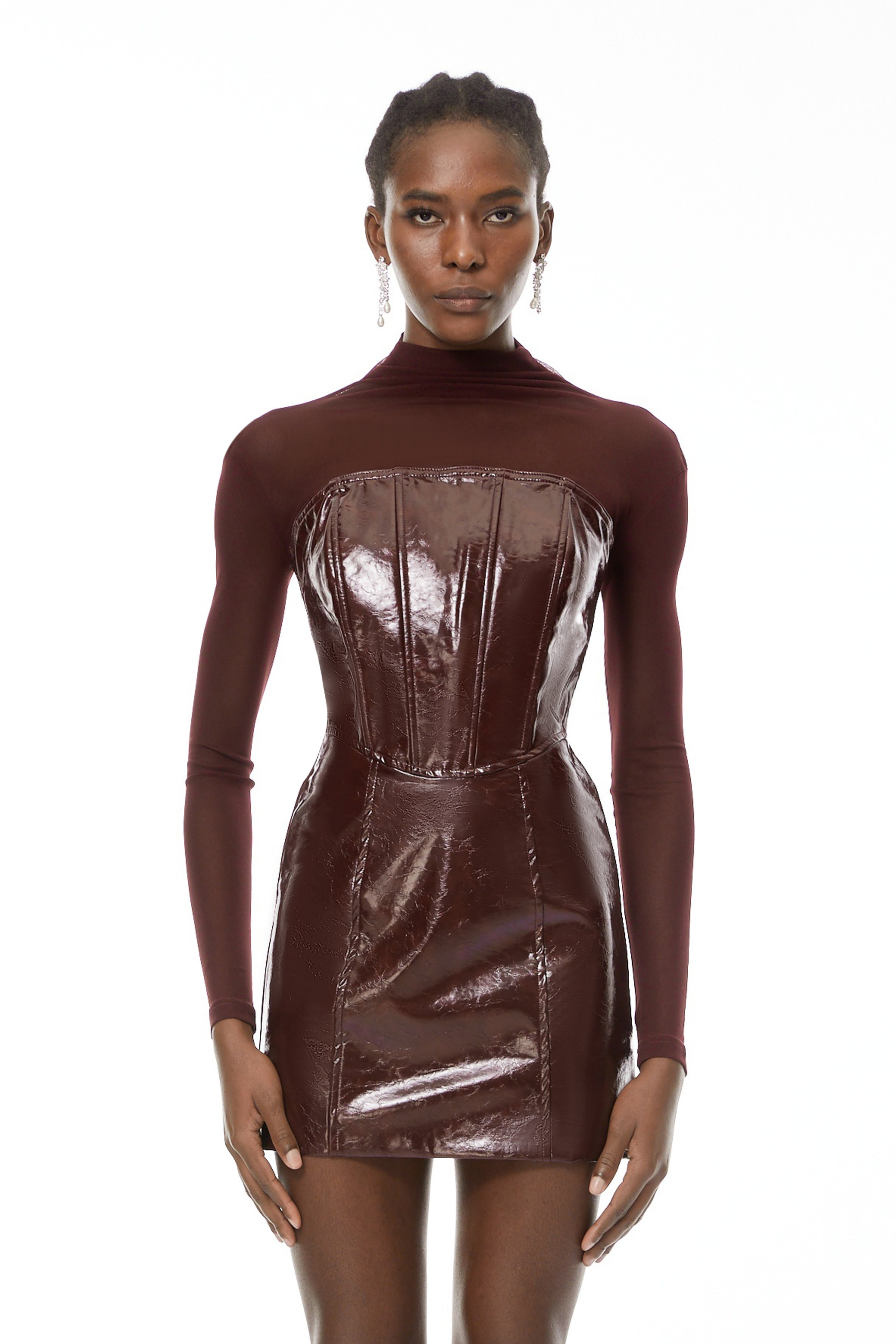 فستان قصير من الجلد الصناعي باللون الأحمر مع أجزاء من التول