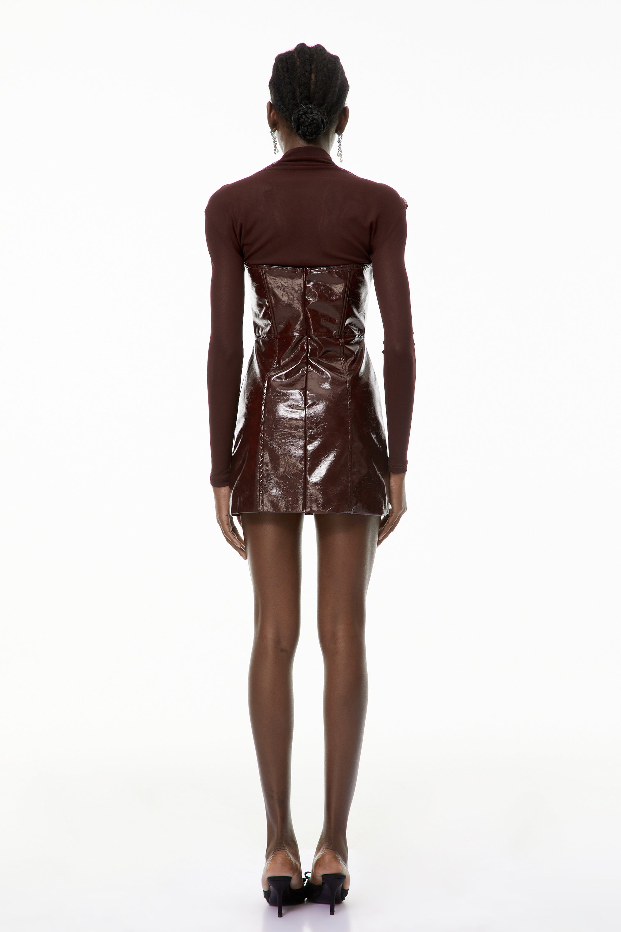 فستان قصير من الجلد الصناعي باللون الأحمر مع أجزاء من التول