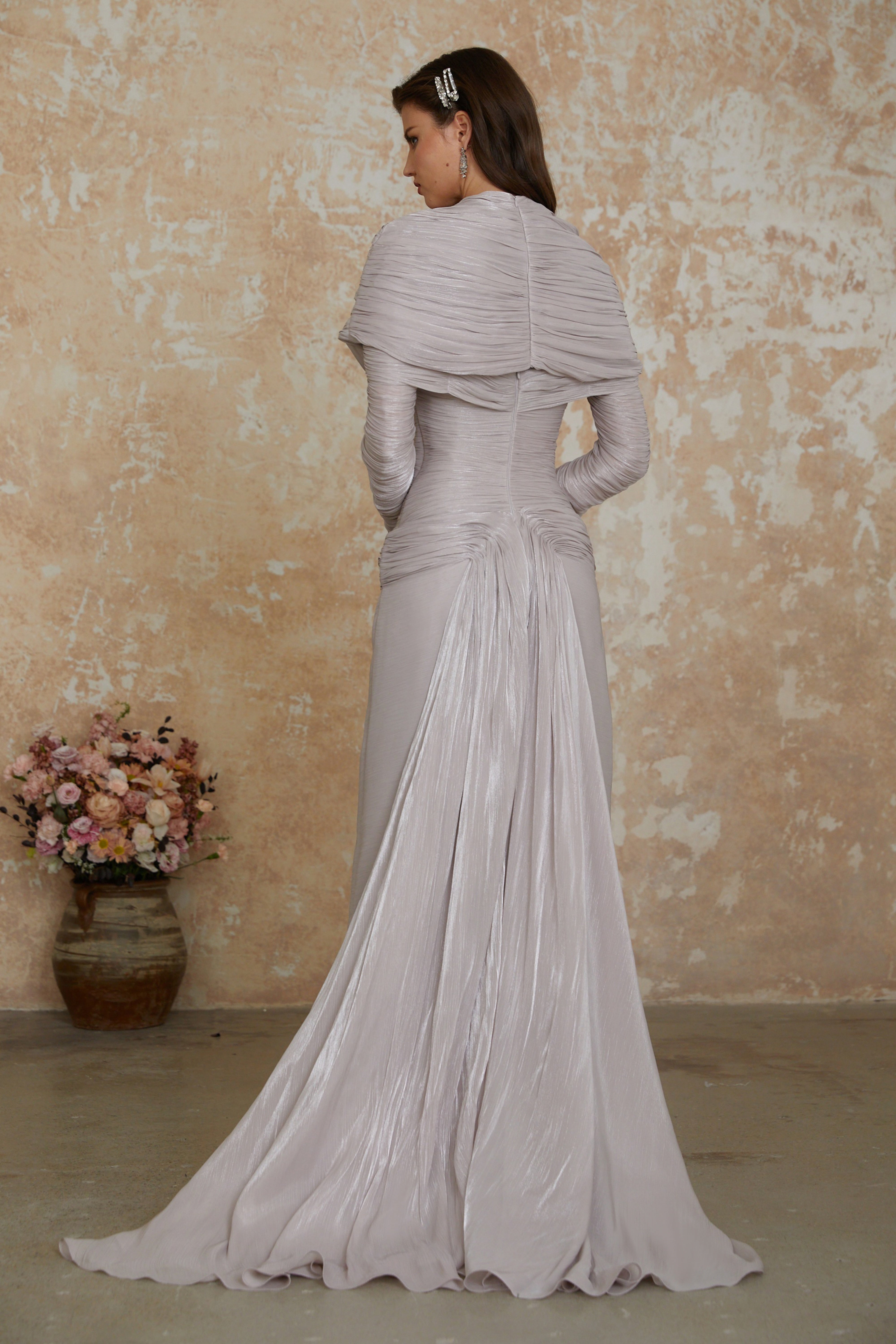 فستان طويل بياقة عالية وكتافات من Nerida Silver