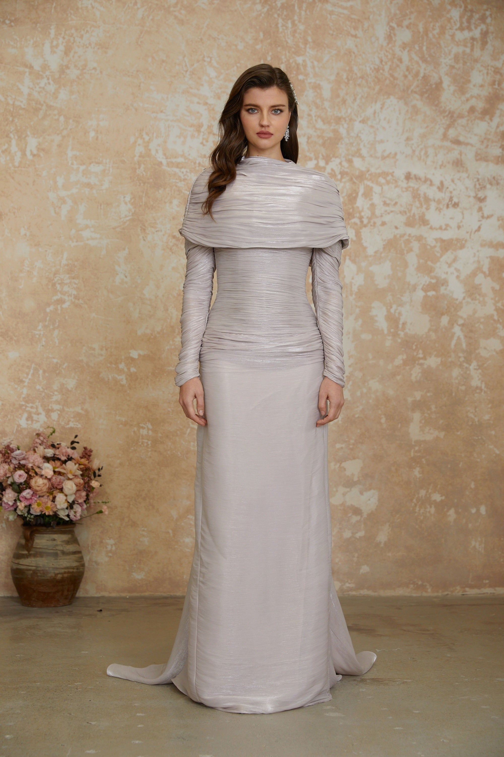 فستان طويل بياقة عالية وكتافات من Nerida Silver