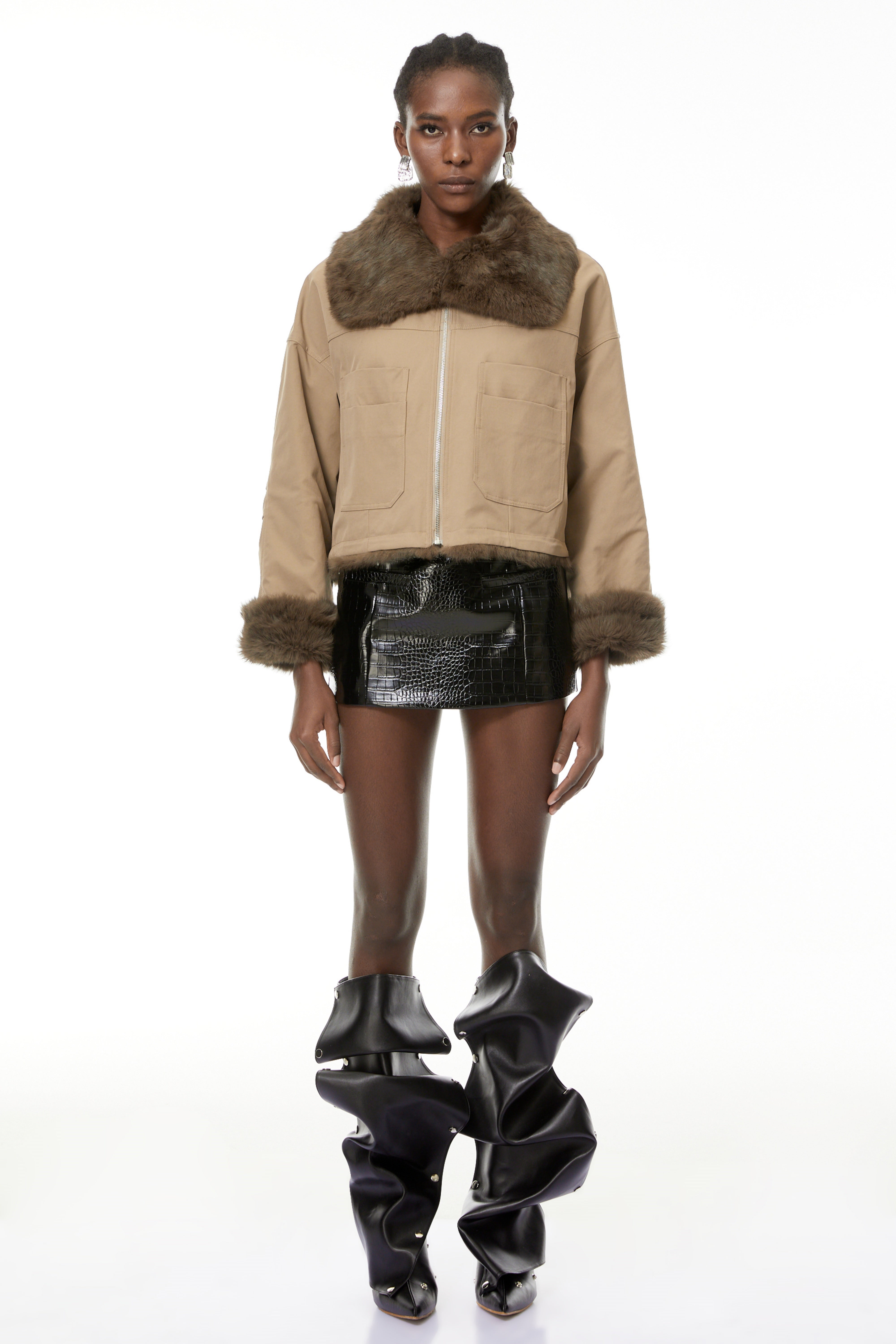 معطف نيفاي باللون الكاكي مع حواف من الفرو