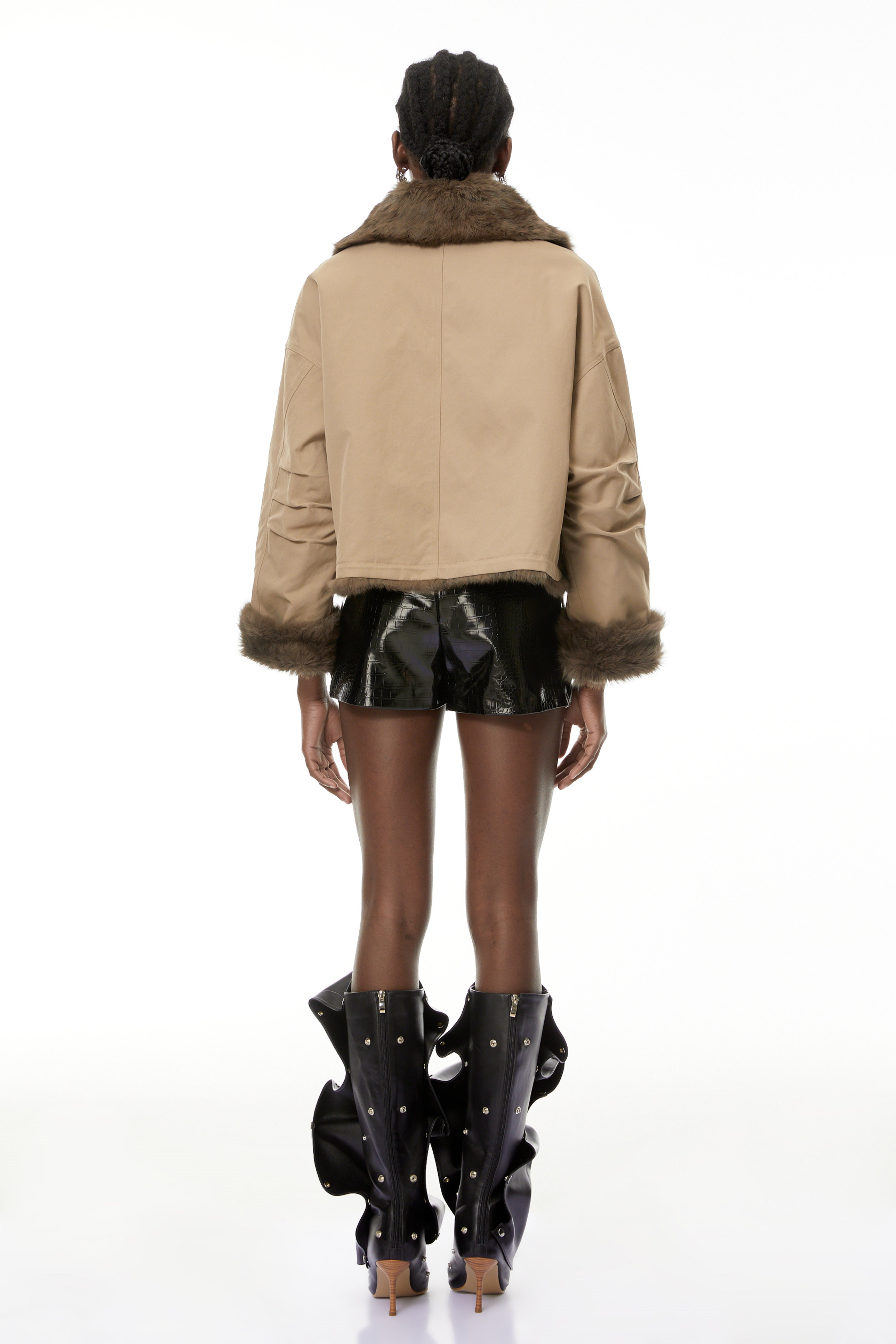 معطف نيفاي باللون الكاكي مع حواف من الفرو