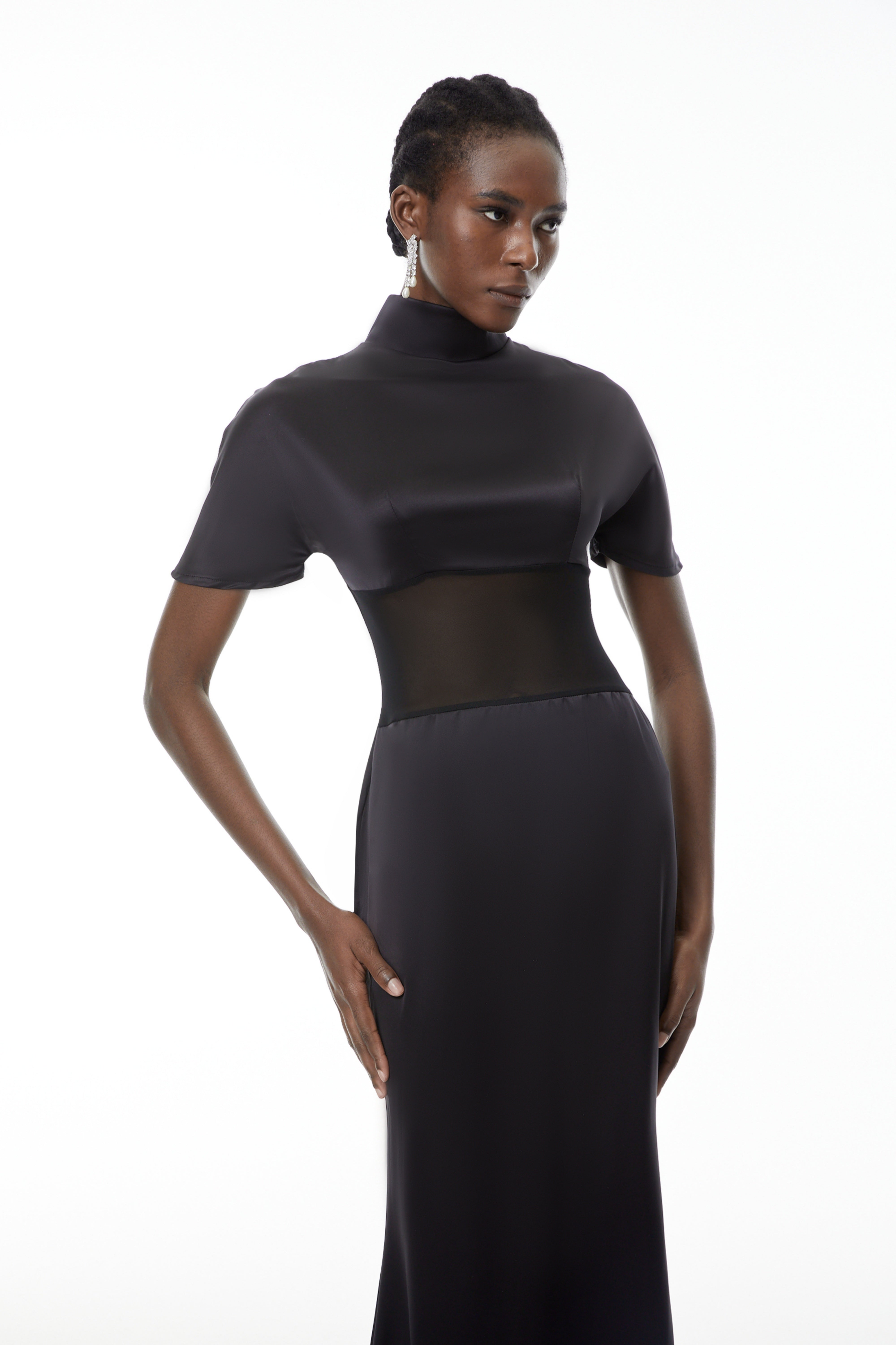 فستان طويل شفاف برقبة عالية من Odelia Black