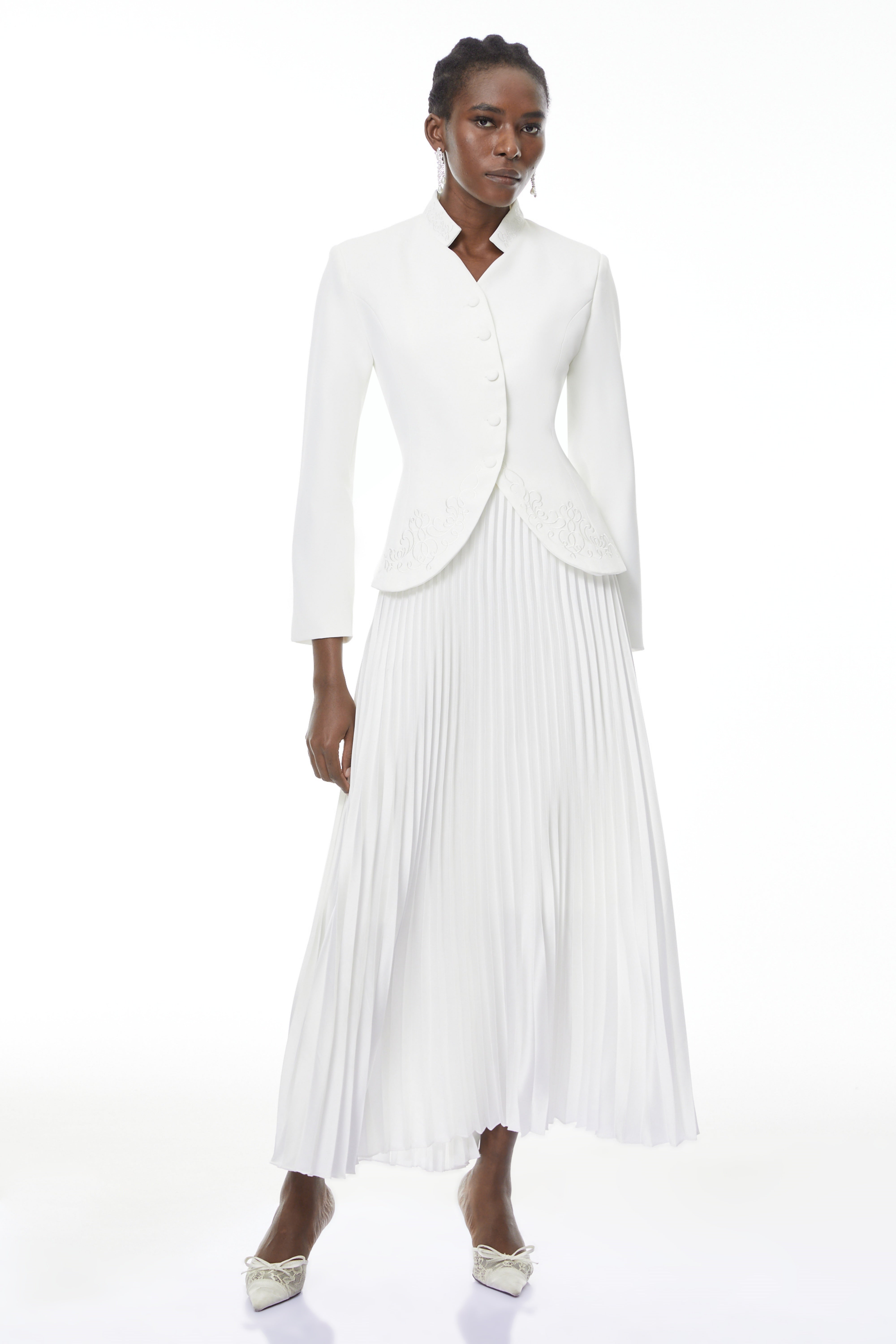 طقم بليزر مطرز بأزهار بيضاء وتنورة مطوية من أوليفيا وايت