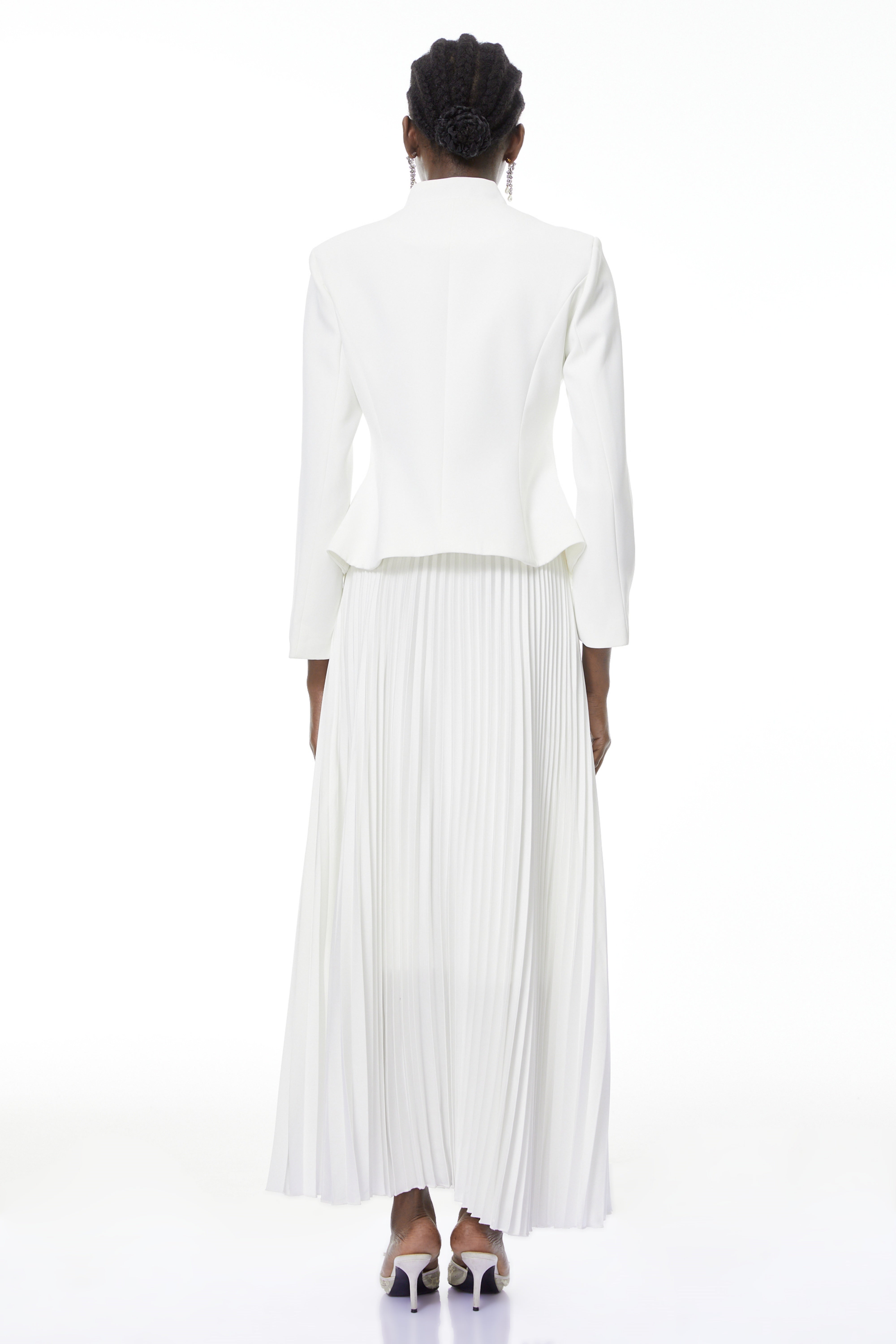 طقم بليزر مطرز بأزهار بيضاء وتنورة مطوية من أوليفيا وايت