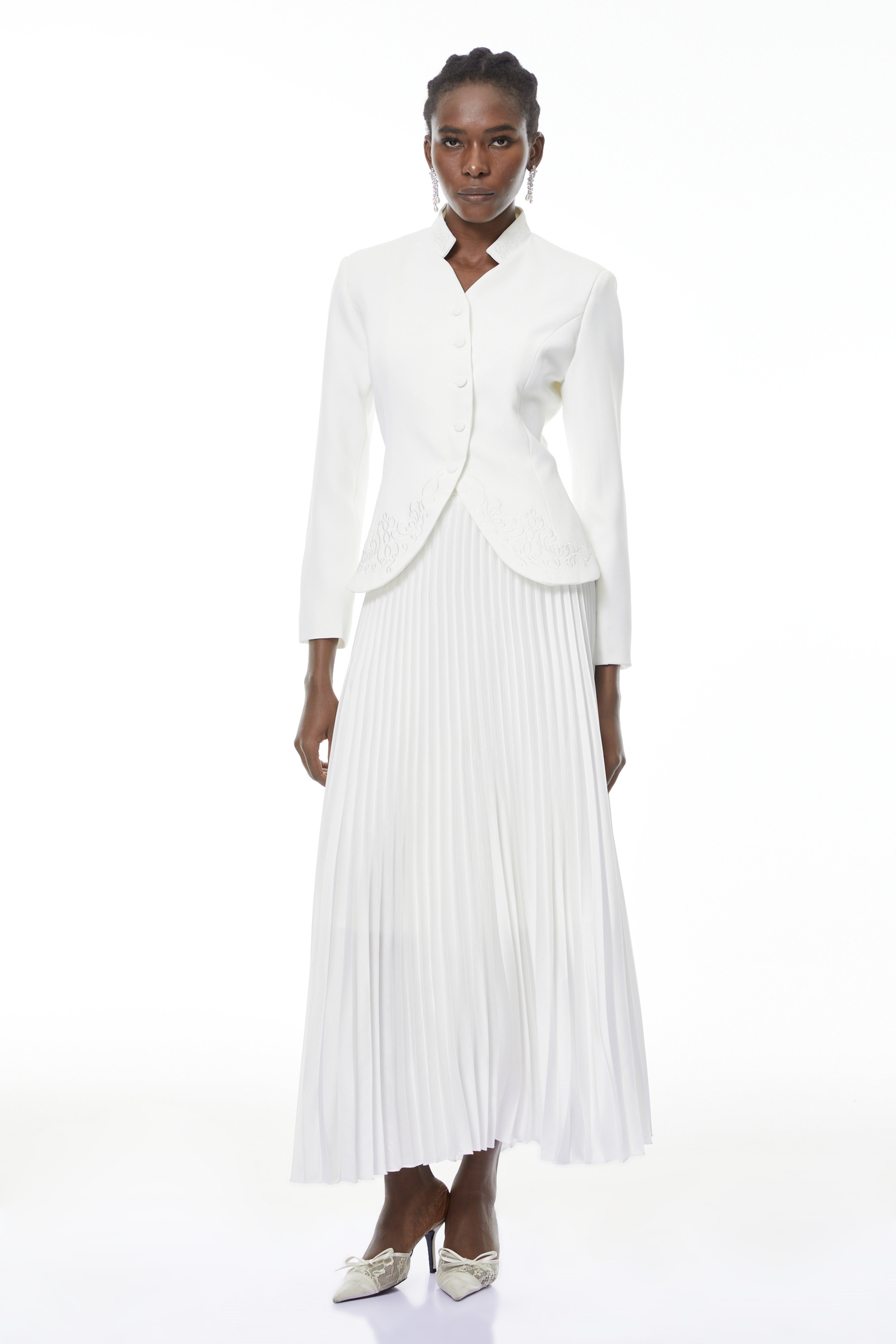 طقم بليزر مطرز بأزهار بيضاء وتنورة مطوية من أوليفيا وايت