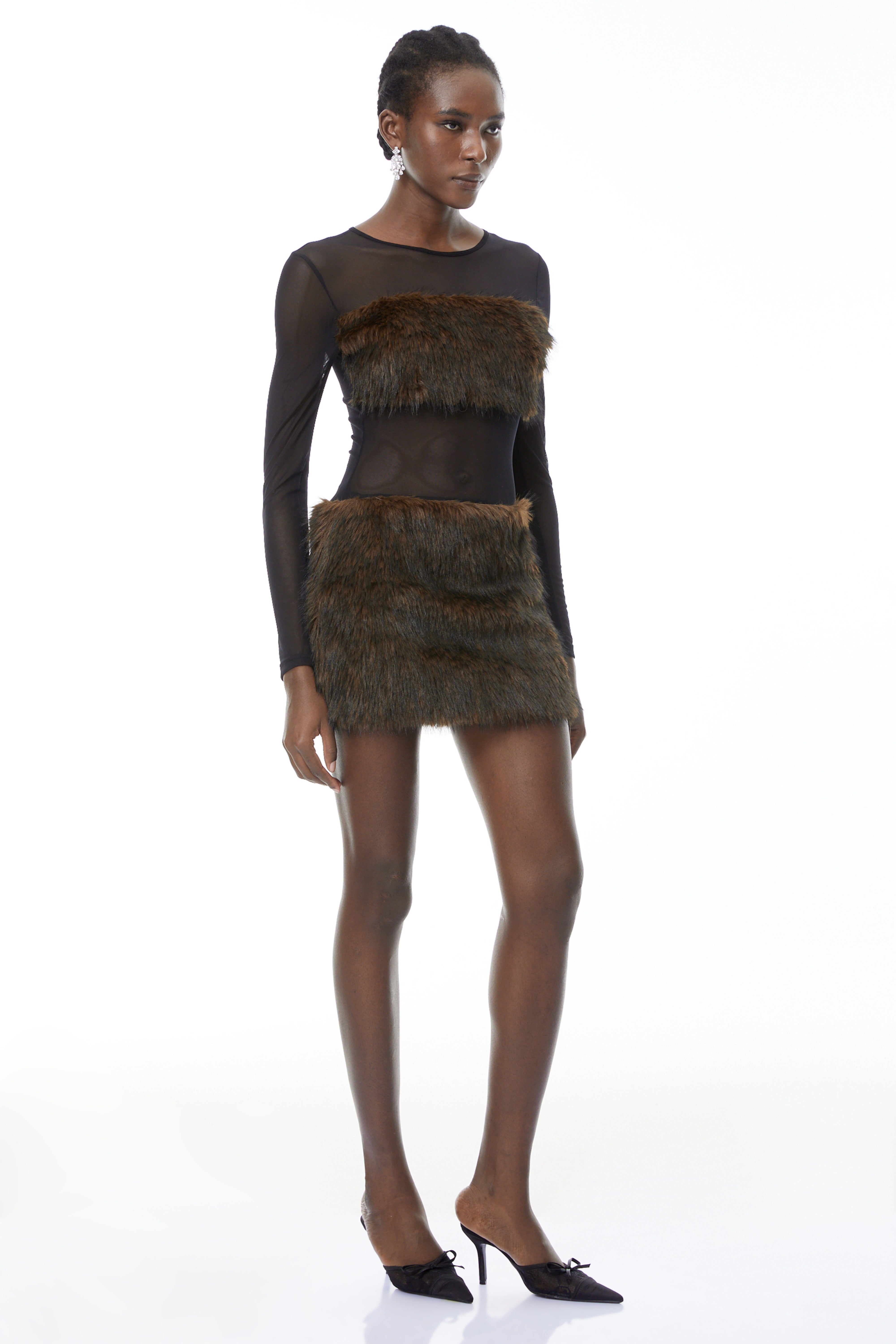 فستان قصير من بالوما براون بقطع من الفرو الصناعي