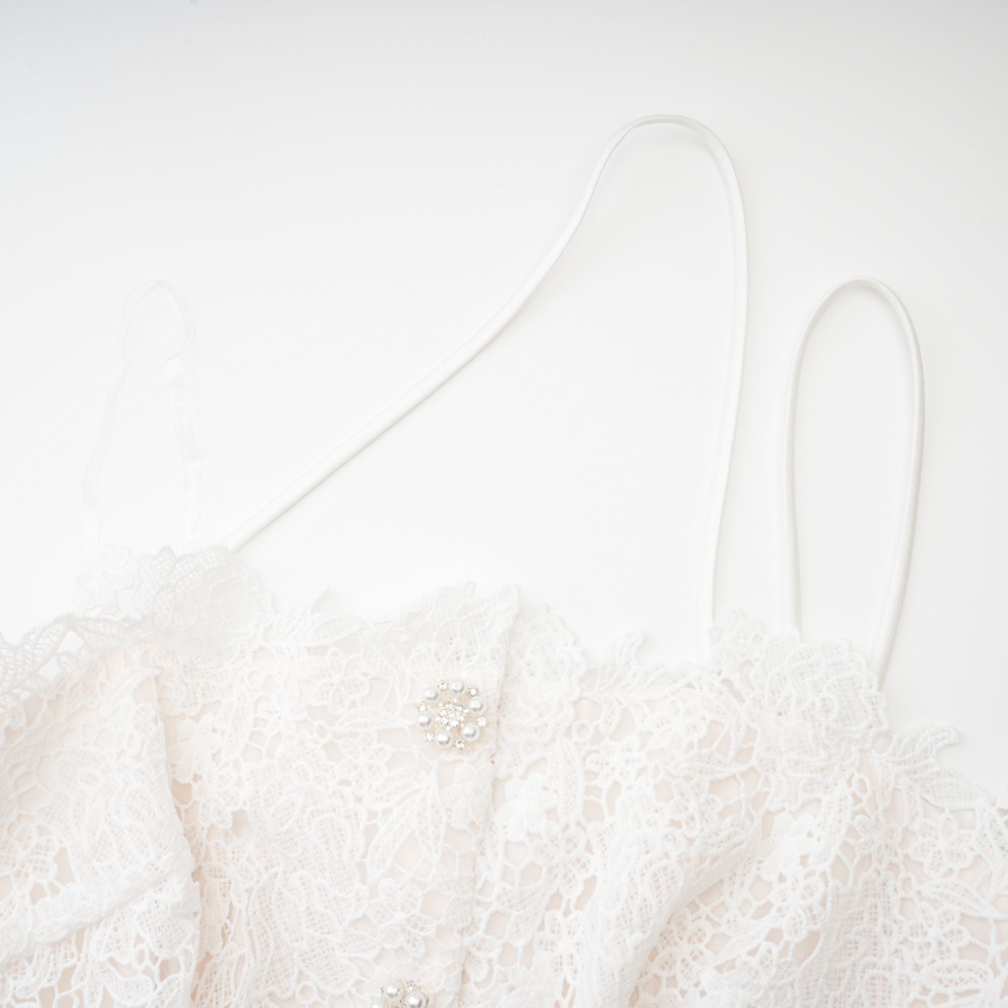 فستان قصير متدرج من الدانتيل المزركش من Cyrielle