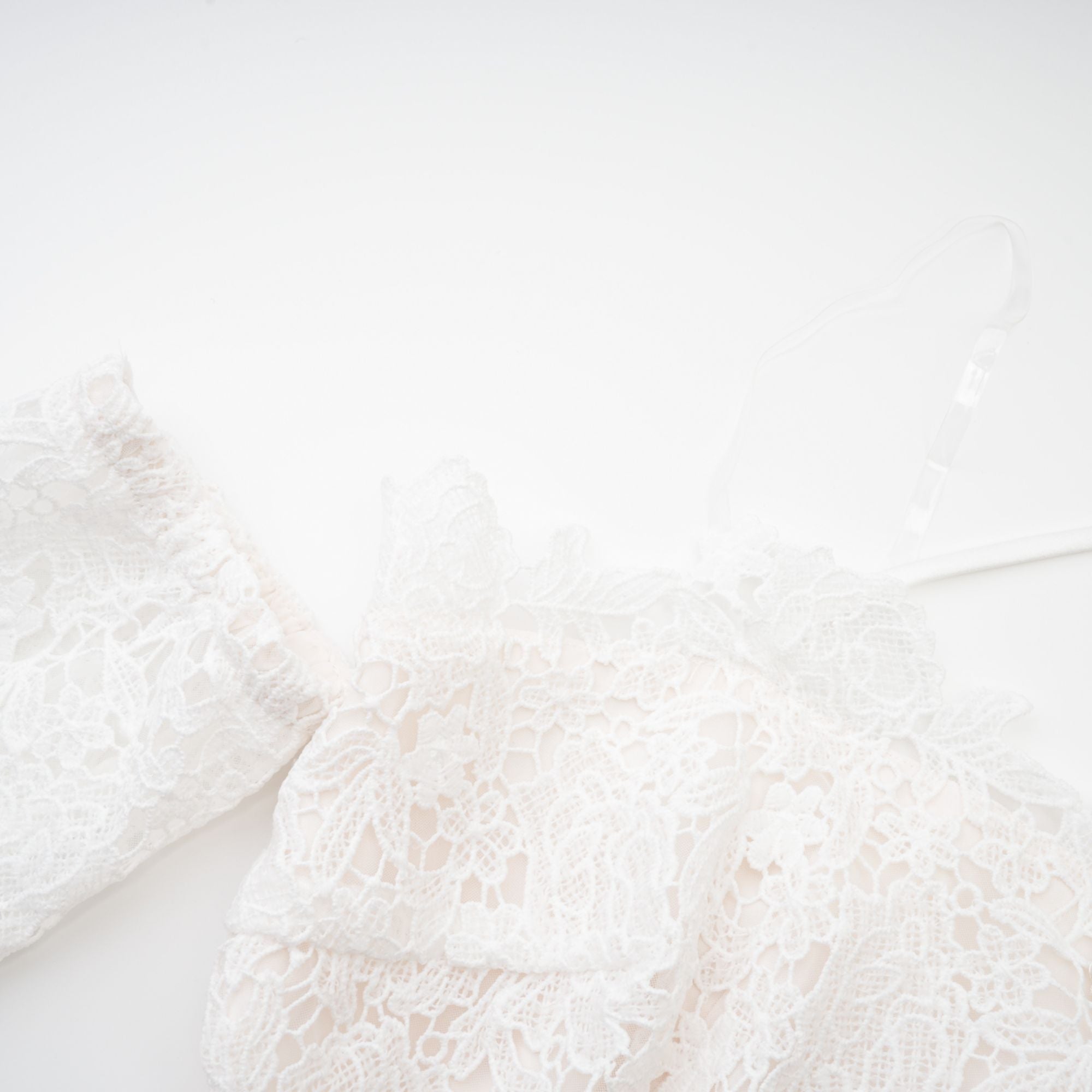 فستان قصير متدرج من الدانتيل المزركش من Cyrielle