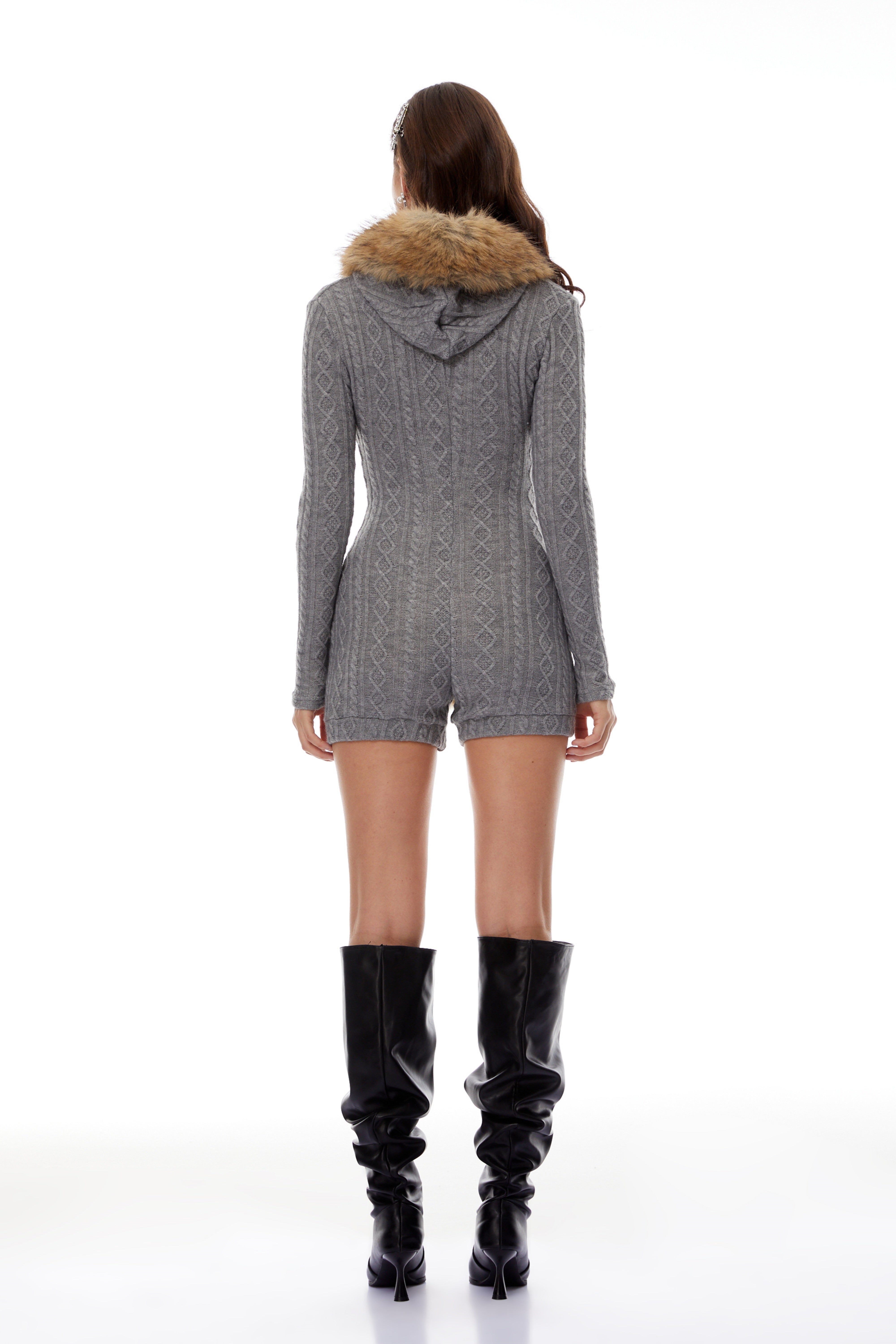 بذلة قصيرة من ساسكيا جراي بزخرفة من الفرو المطاطي