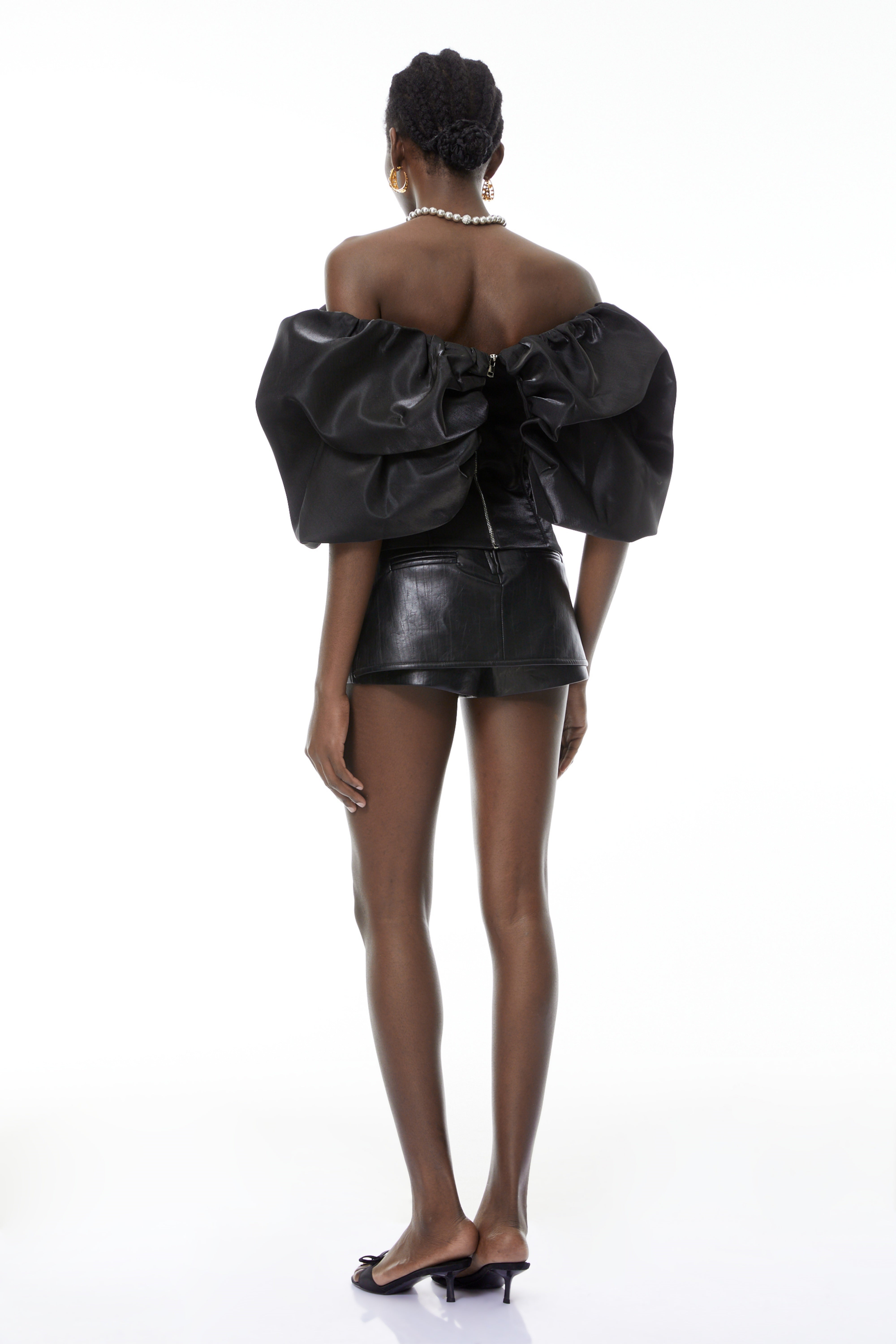 بلوزة سوداء مكشوفة الكتفين من Ondina