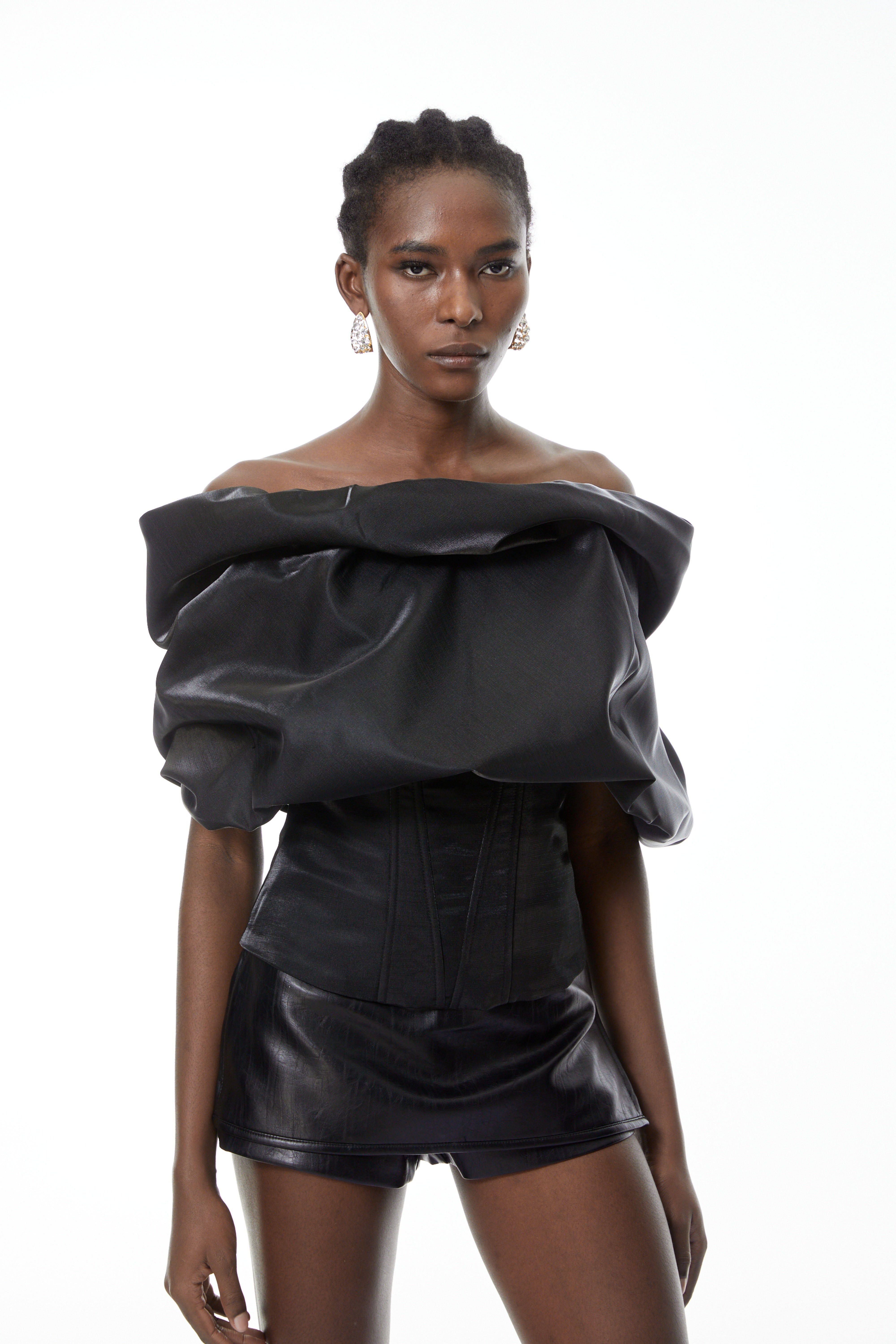 بلوزة سوداء مكشوفة الكتفين من Ondina