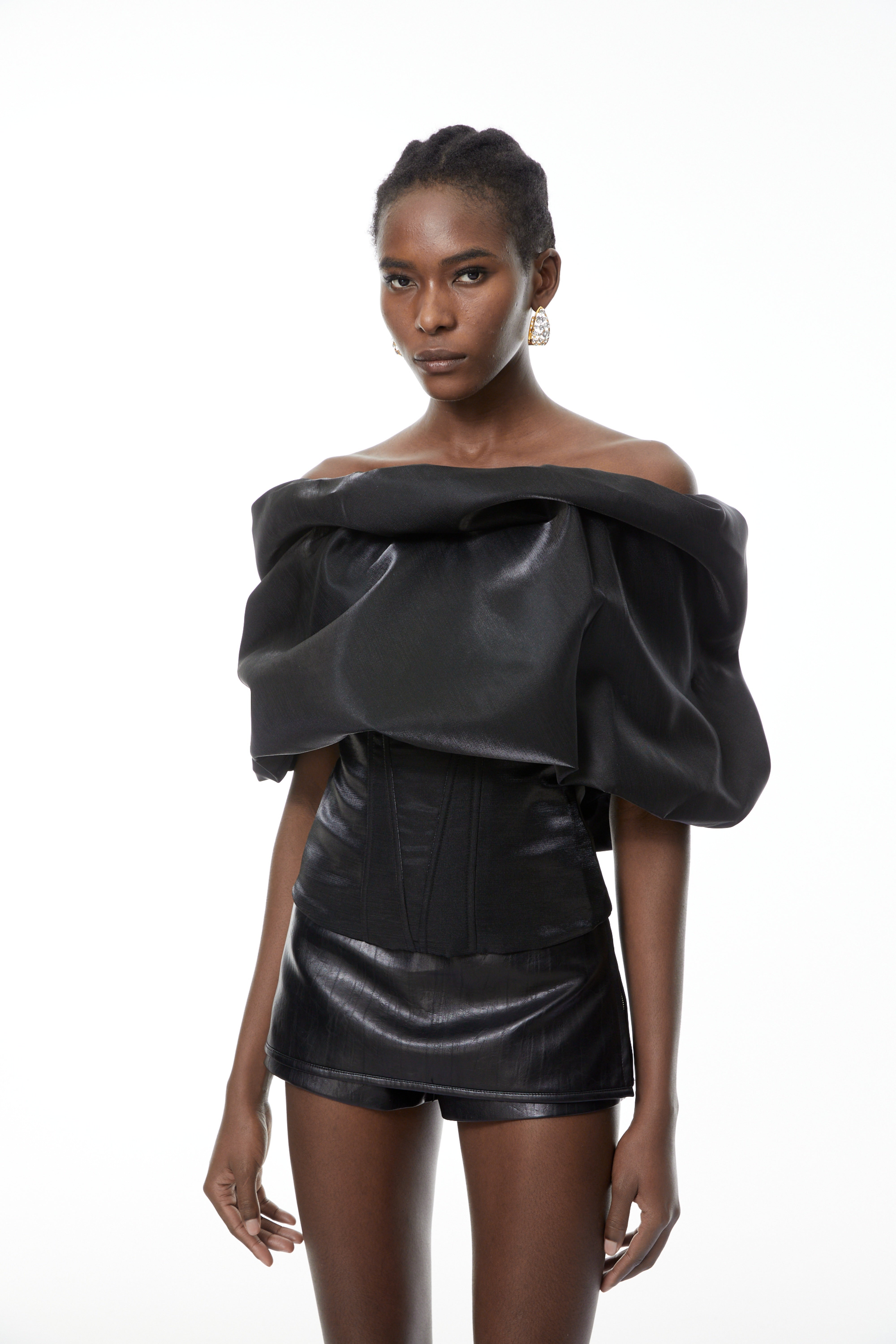 بلوزة سوداء مكشوفة الكتفين من Ondina