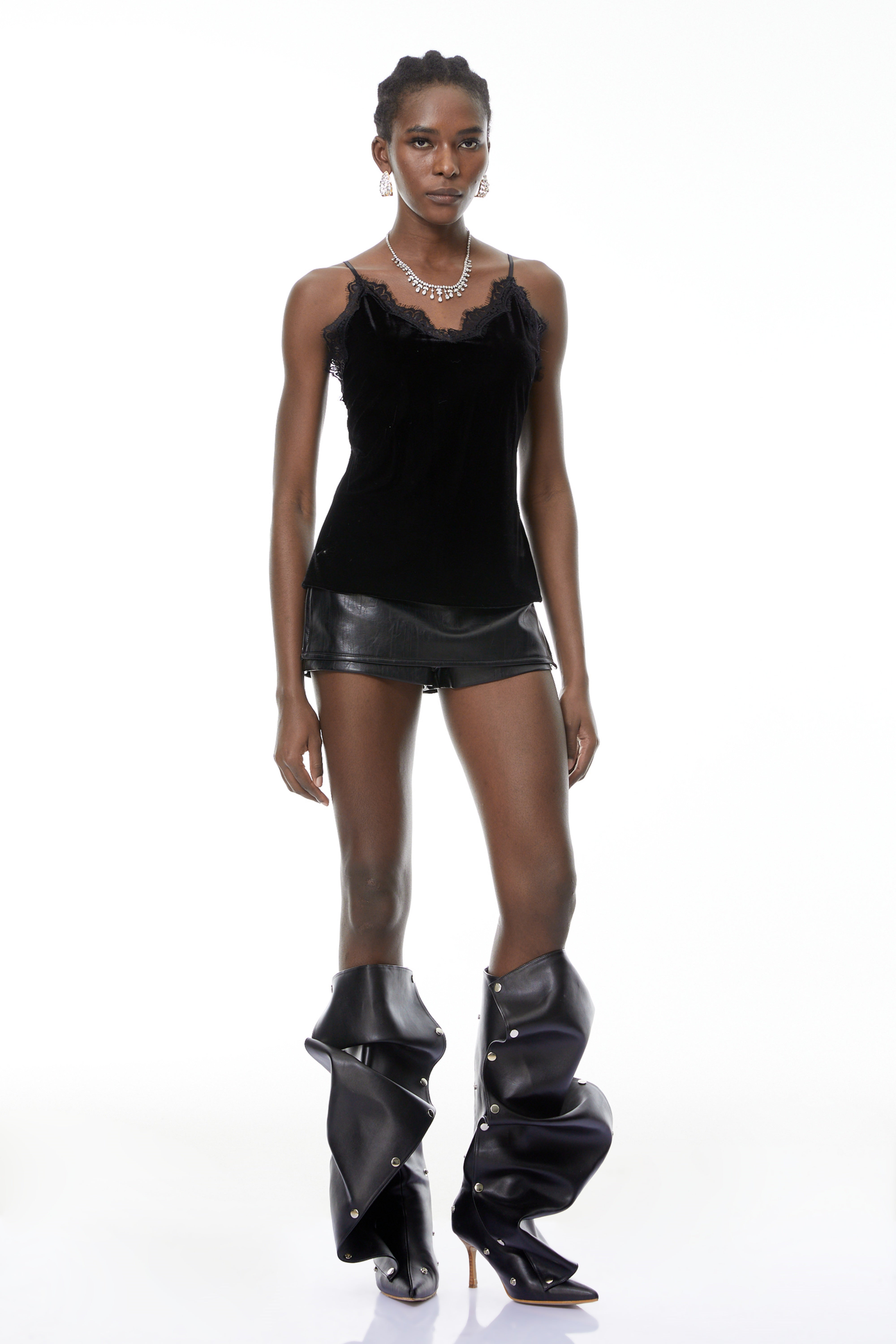 بلوزة ستيفاني من القطيفة السوداء مع حواف من الدانتيل