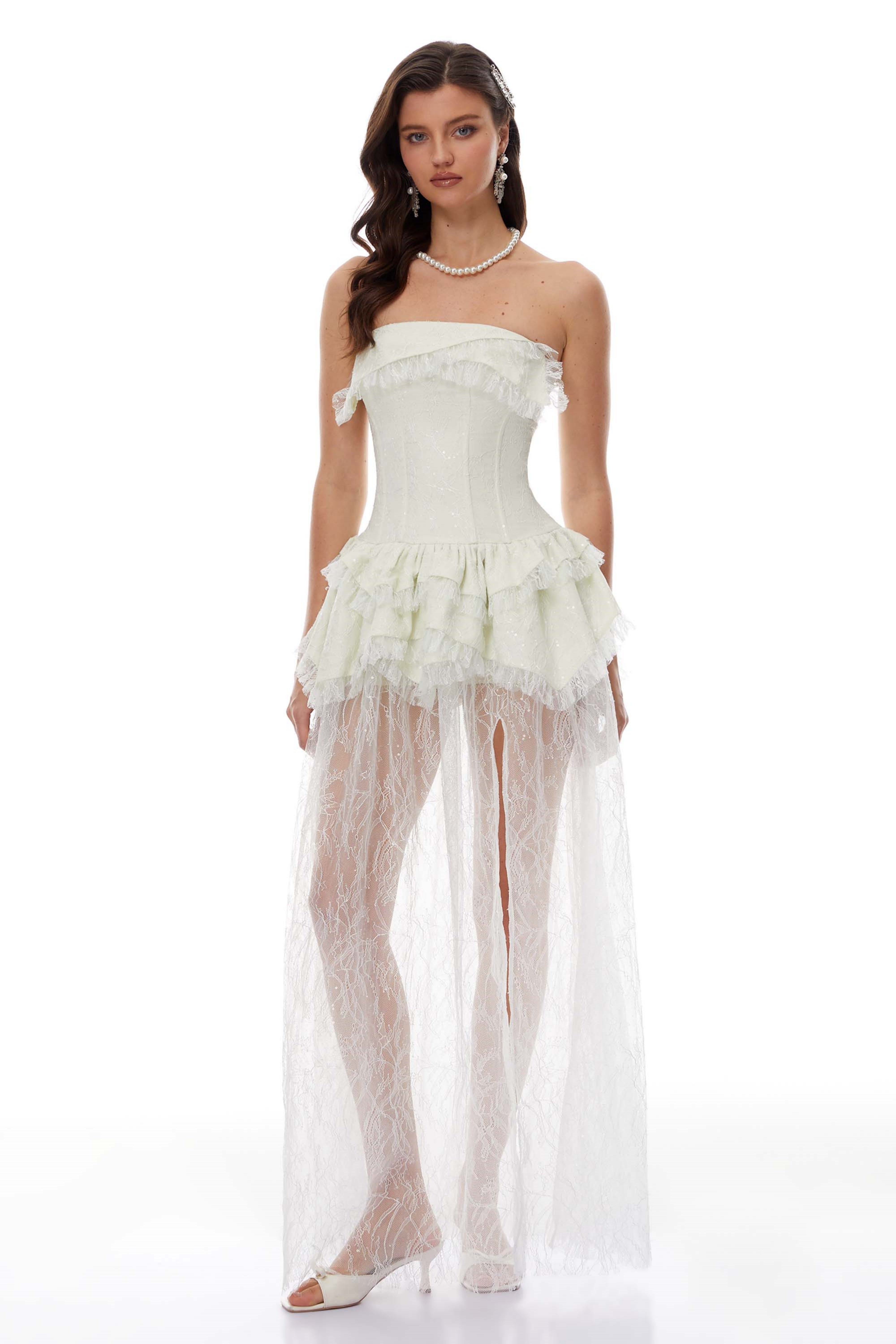 فستان طويل من الدانتيل المزين بزهور متعددة الطبقات من Sunniva Green