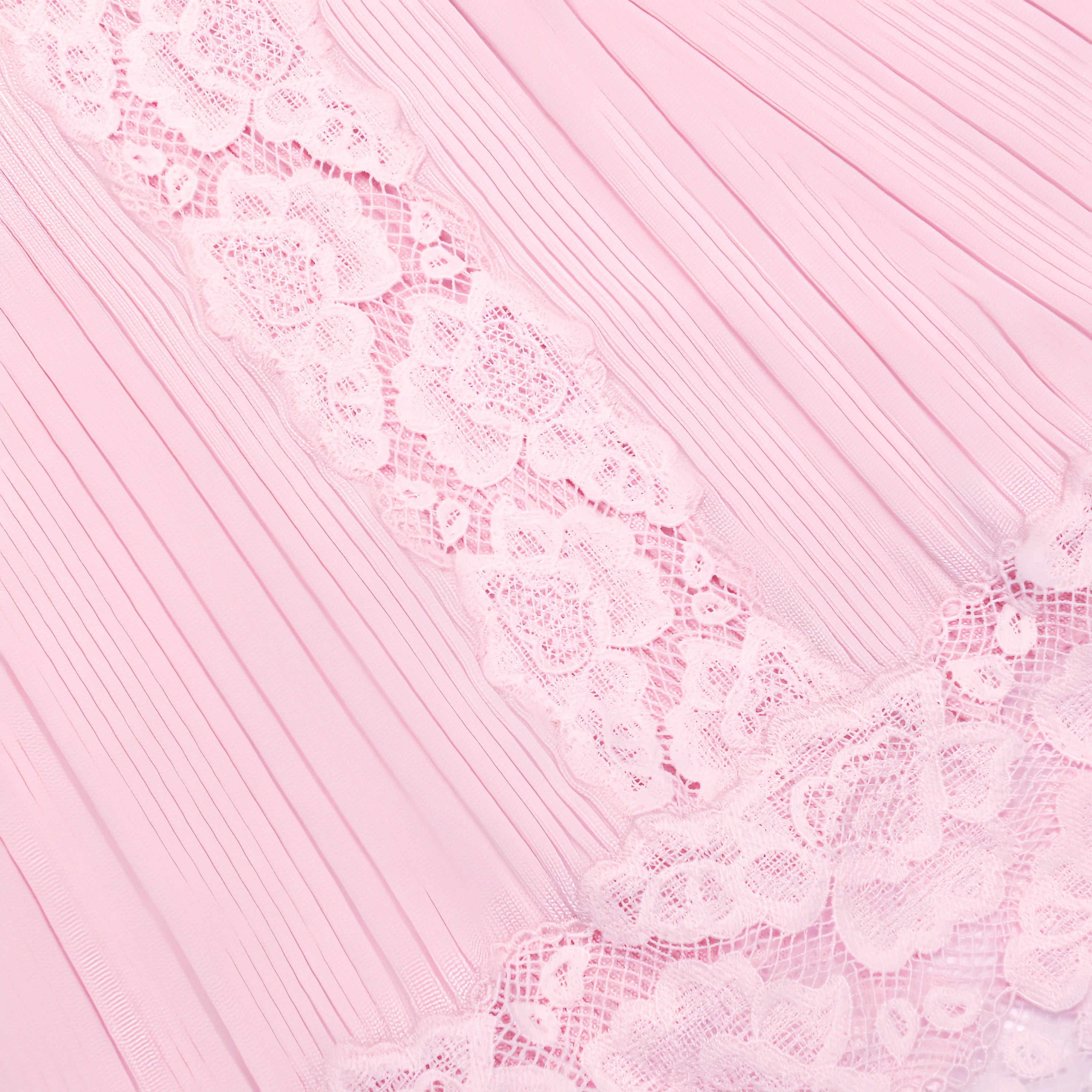 فستان ميدي من تاليا باللون الوردي مع حواف من الدانتيل