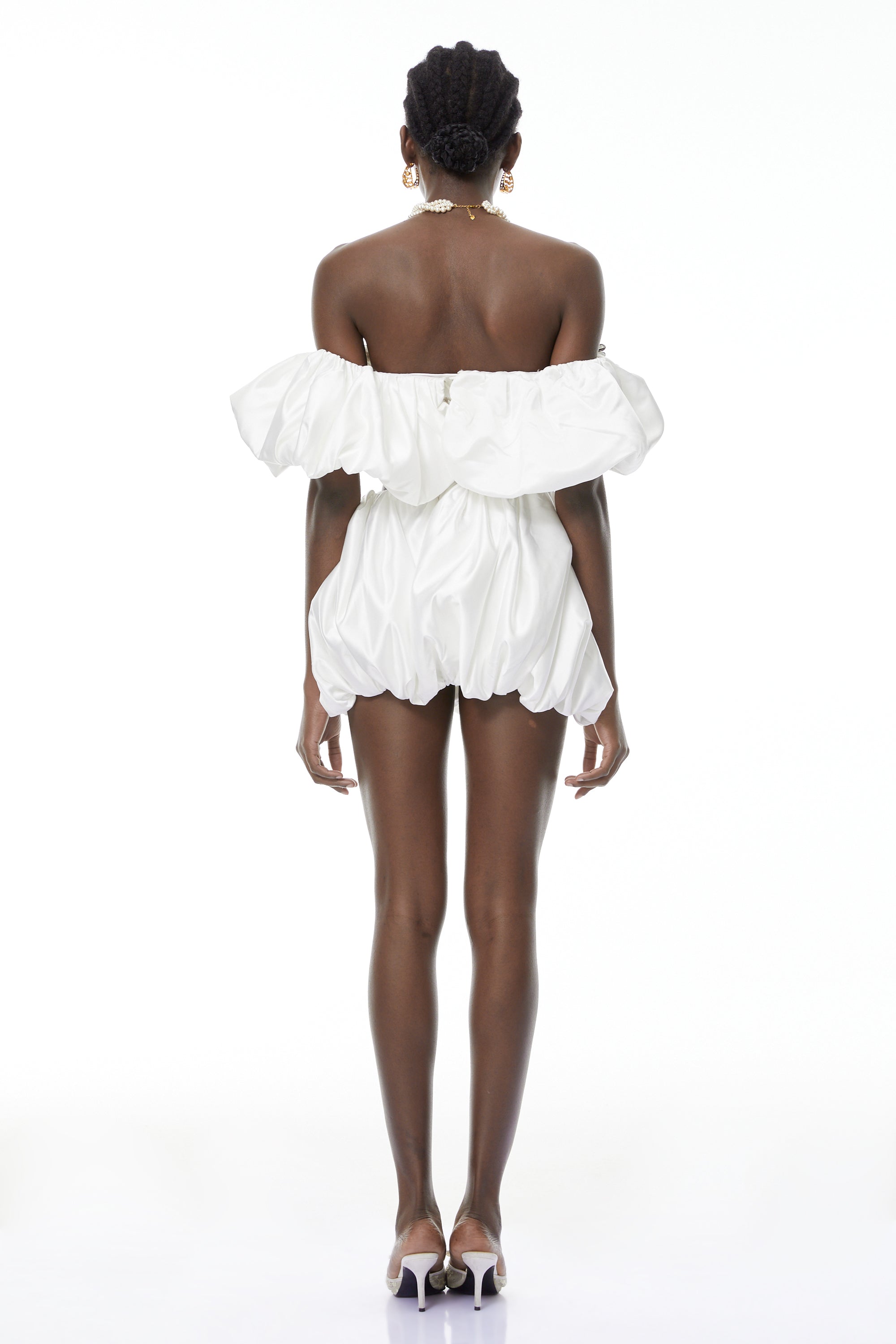 طقم تيفاني أبيض من الأعلى وقصير من الأسفل مع بتلات ثلاثية الأبعاد