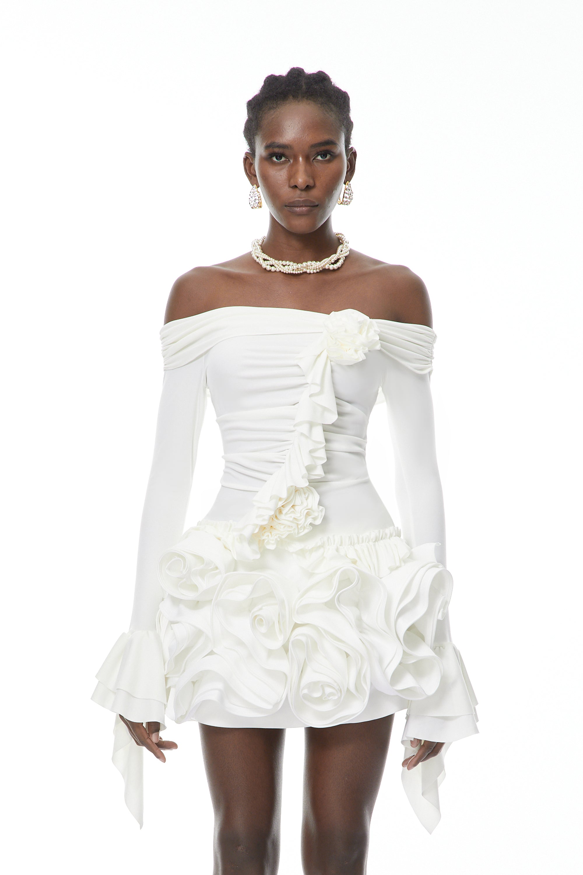 طقم بلوزة وتنورة فانيسا وايت مع بتلات ثلاثية الأبعاد