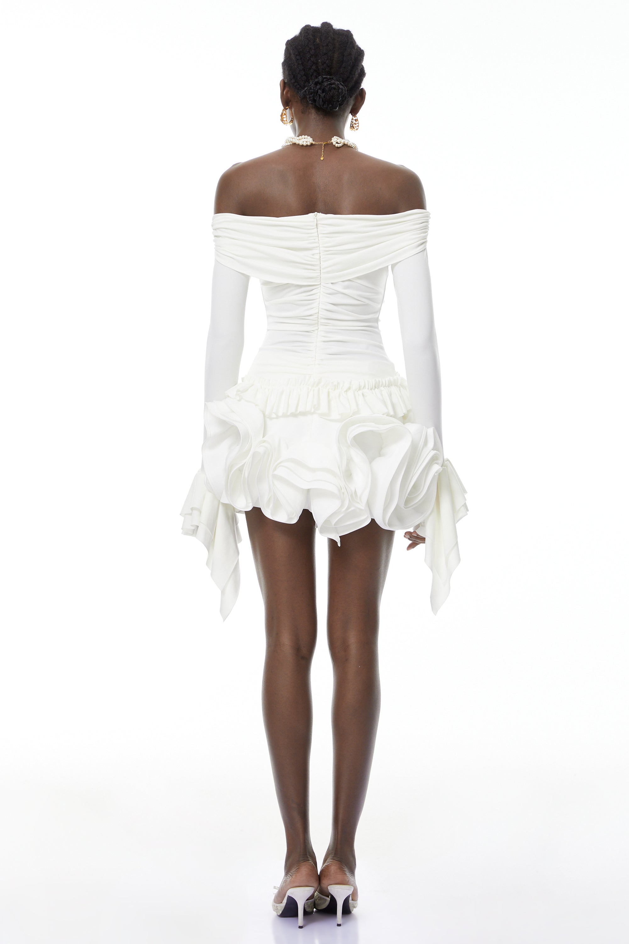 طقم بلوزة وتنورة فانيسا وايت مع بتلات ثلاثية الأبعاد