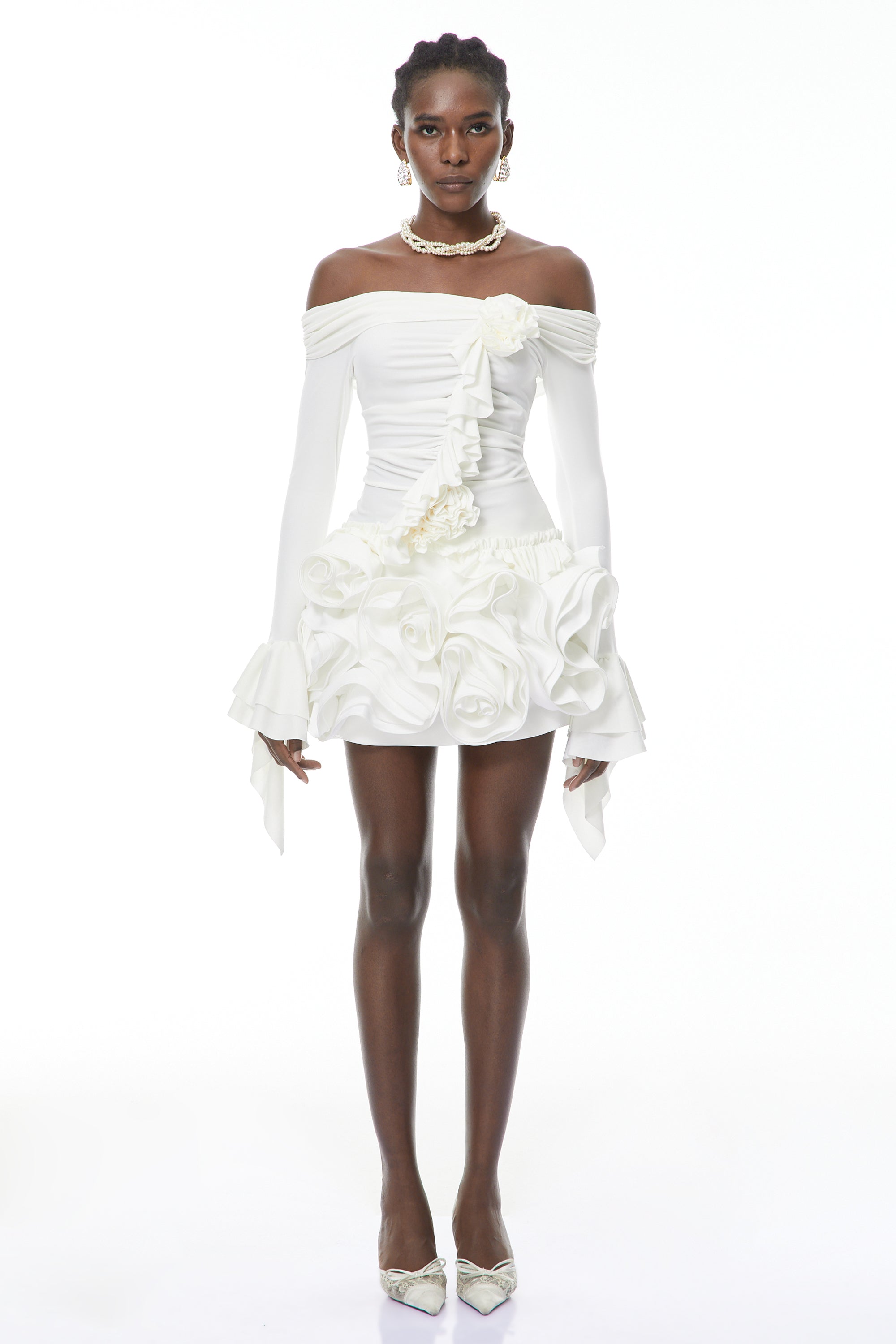 طقم بلوزة وتنورة فانيسا وايت مع بتلات ثلاثية الأبعاد