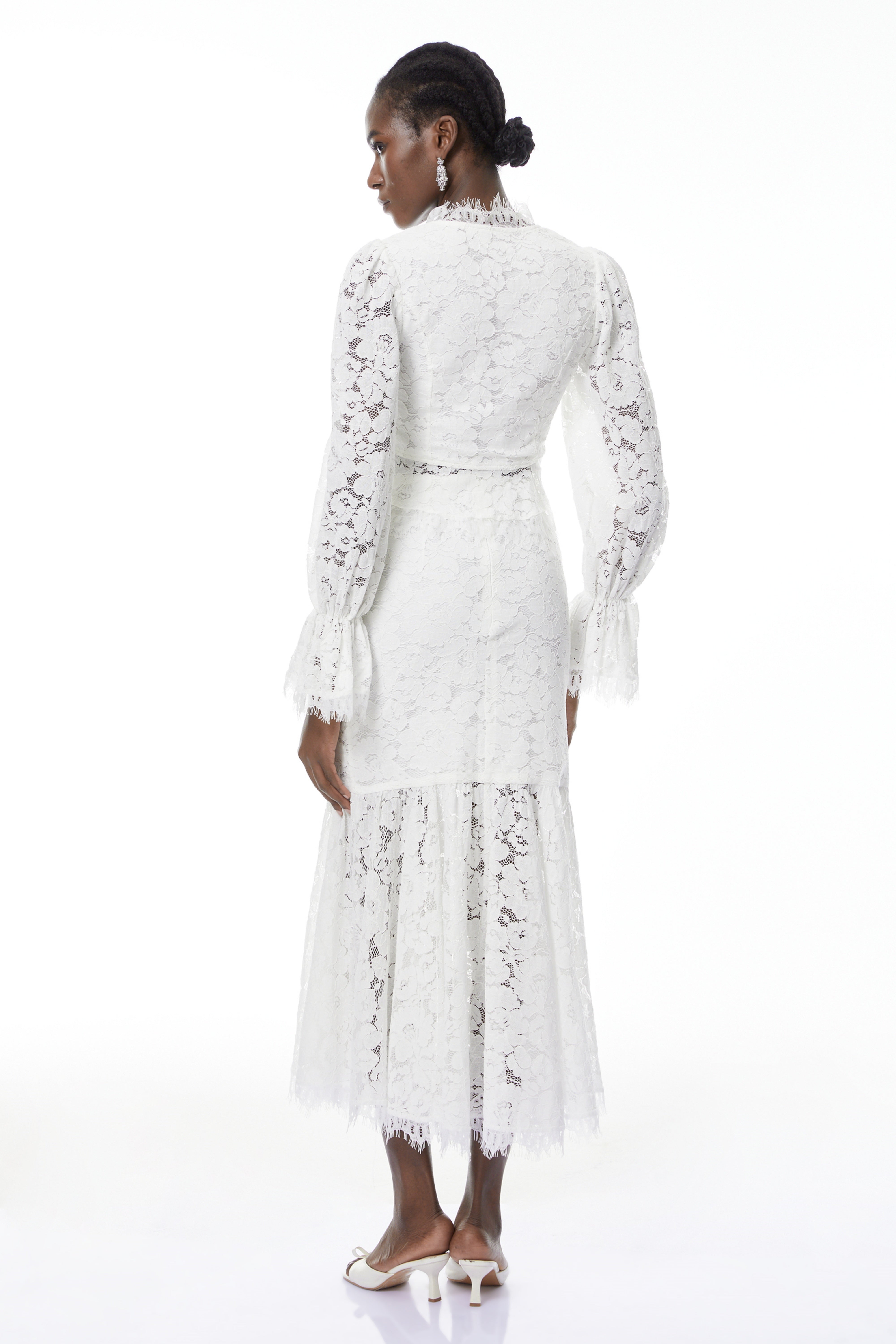 طقم بلوزة وتنورة من الدانتيل الأبيض المزين بالزهور من Vilma