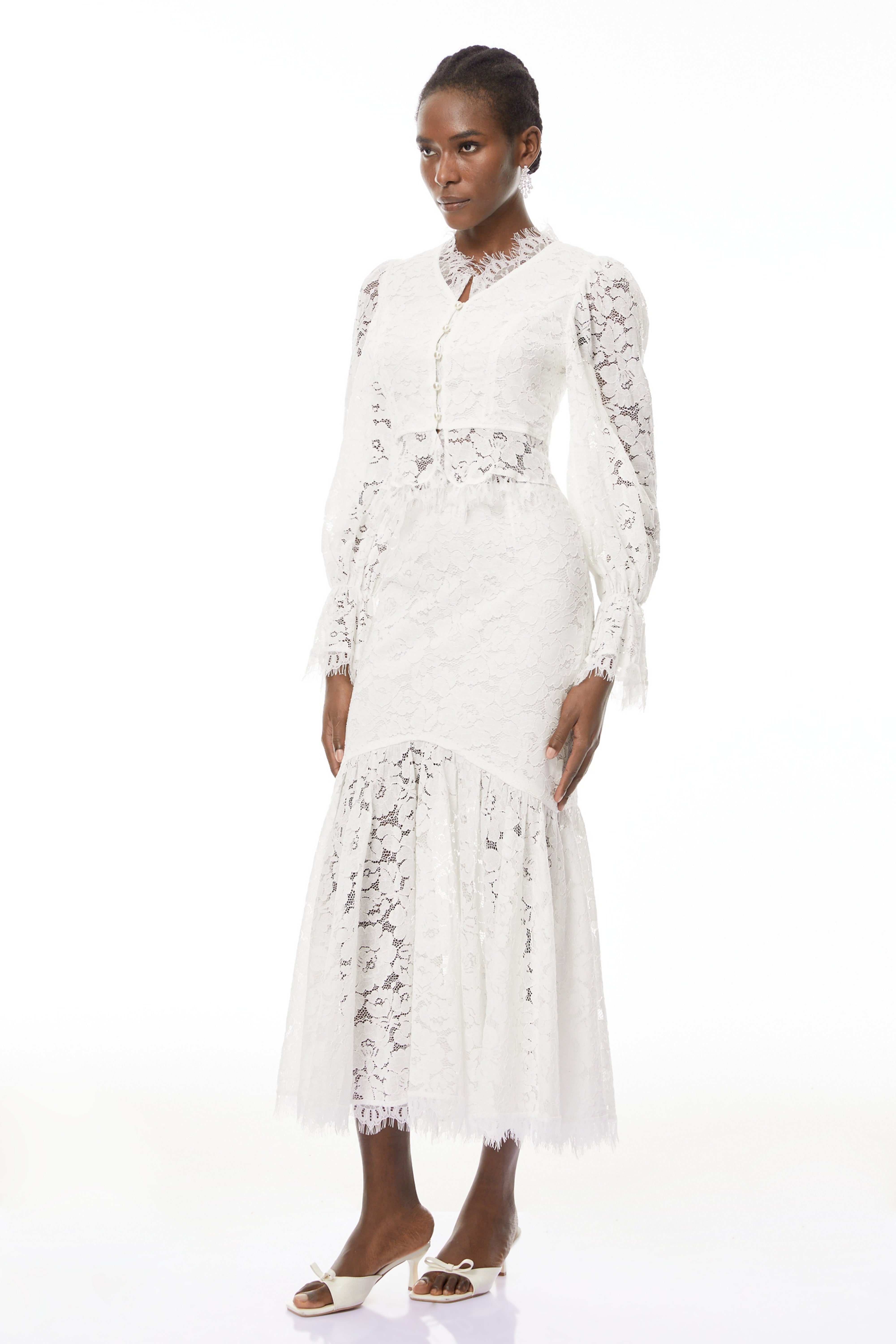 طقم بلوزة وتنورة من الدانتيل الأبيض المزين بالزهور من Vilma