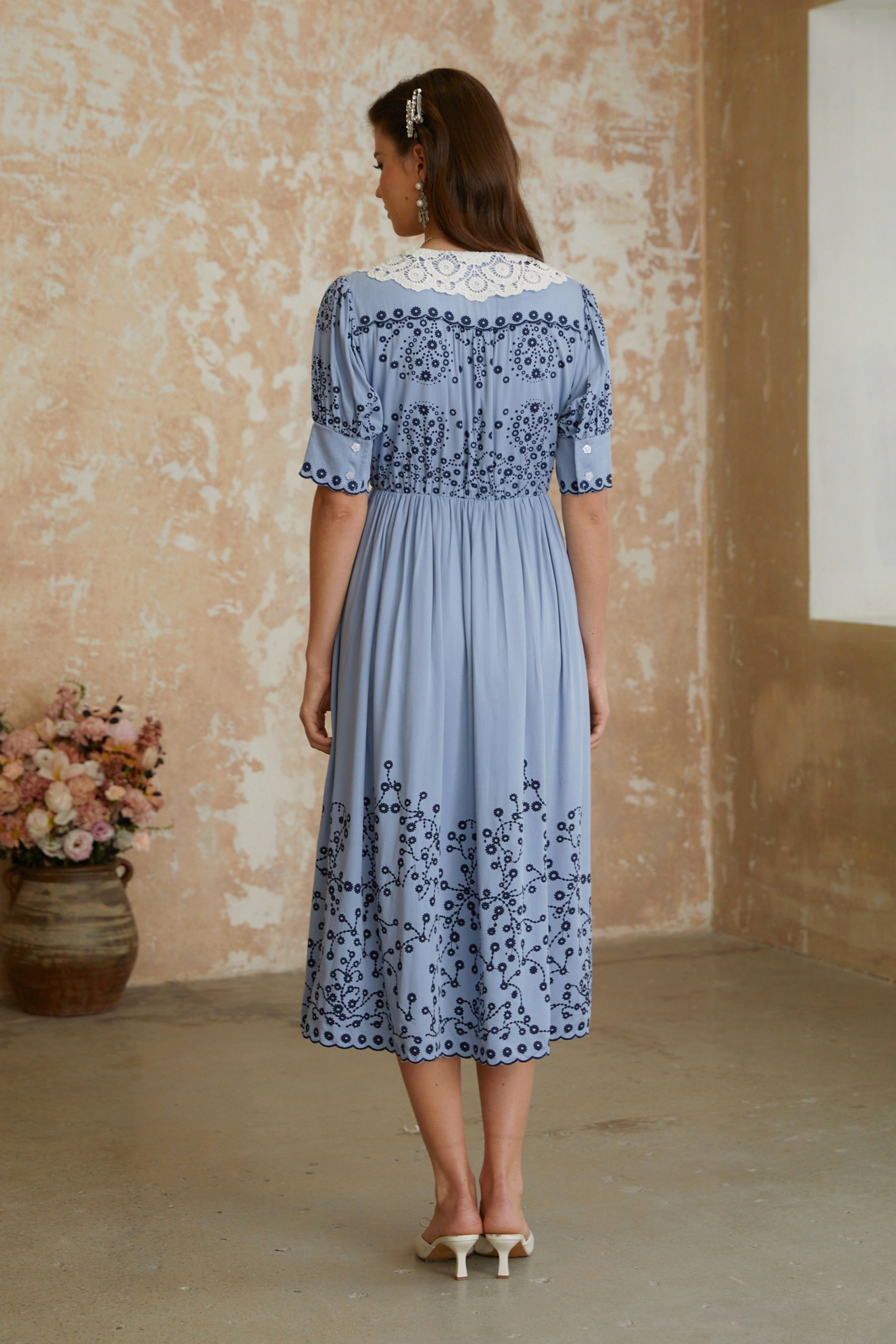 فستان ميدي أزرق بنقشة زهور مطرزة وياقة من الدانتيل