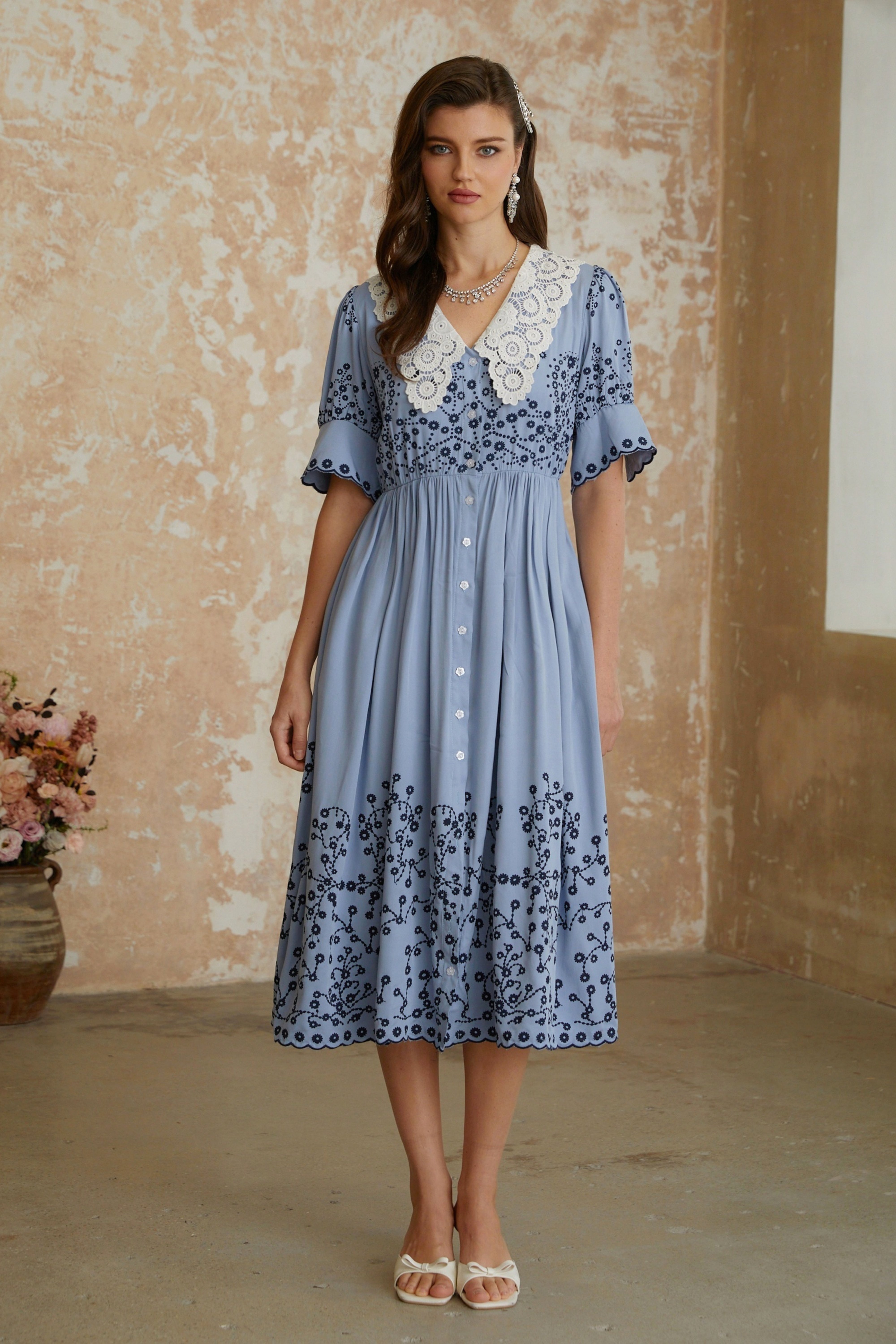 فستان ميدي أزرق بنقشة زهور مطرزة وياقة من الدانتيل