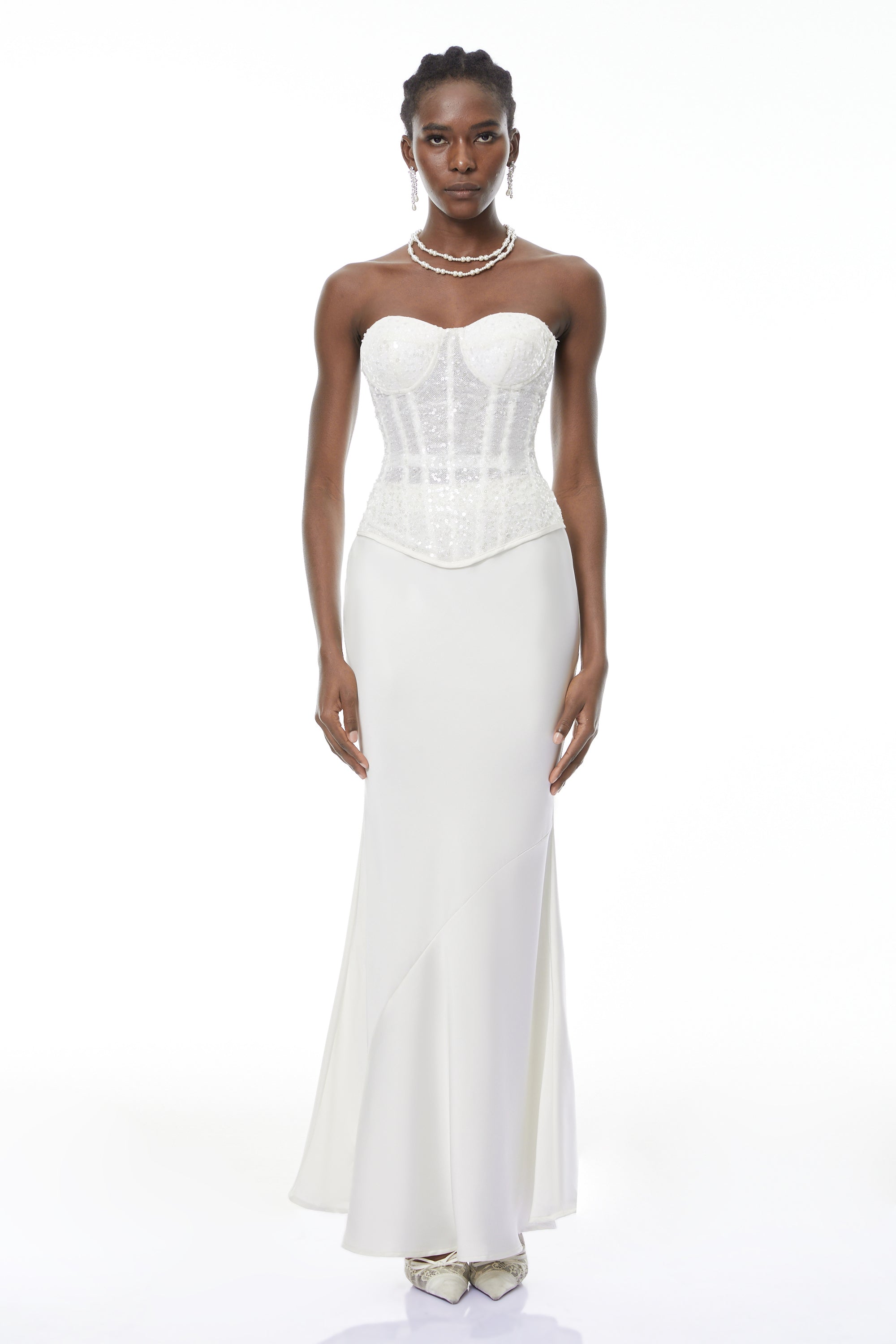 طقم قميص كورسيه أبيض مزين بالترتر وتنورة من الساتان من Zora