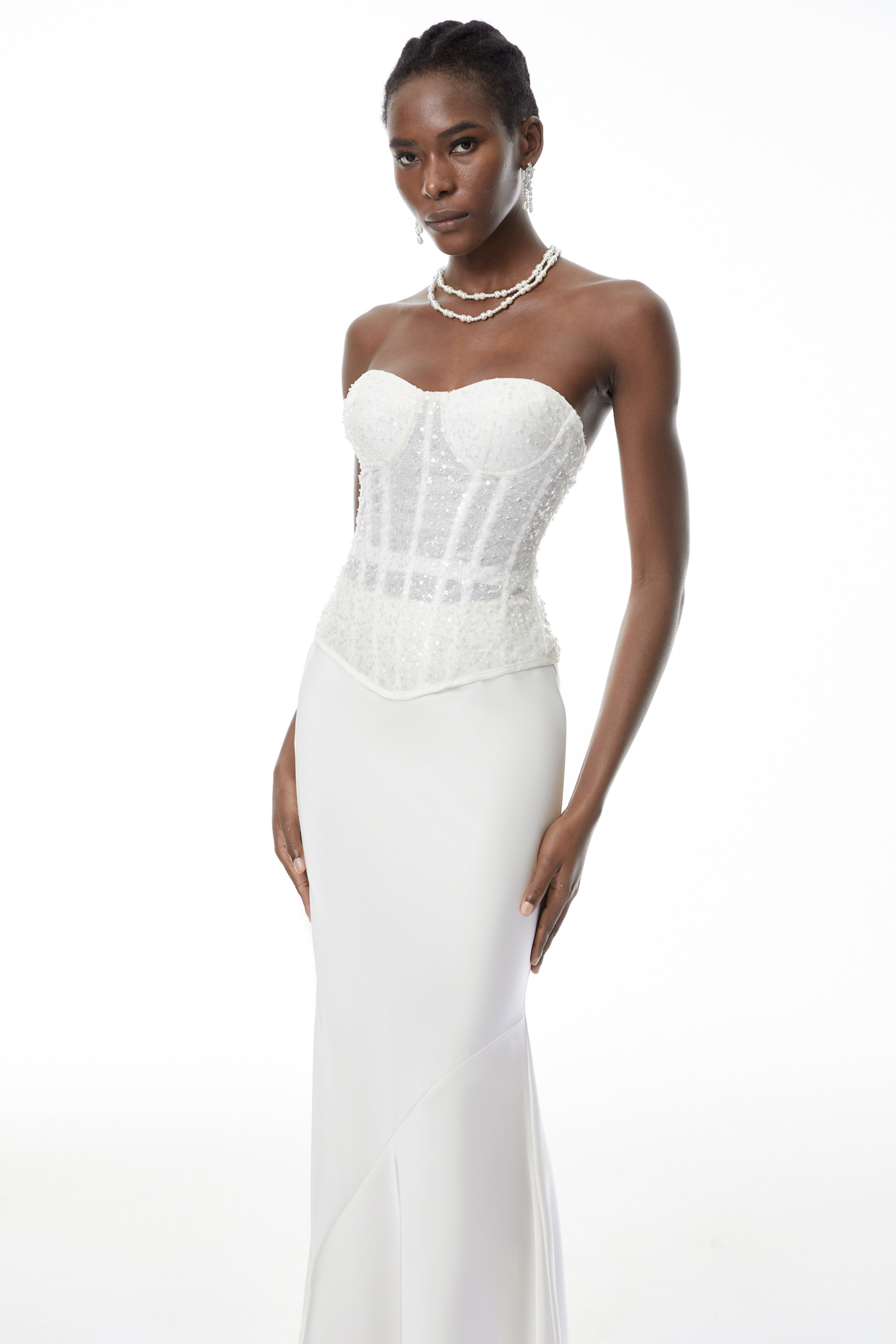 طقم قميص كورسيه أبيض مزين بالترتر وتنورة من الساتان من Zora